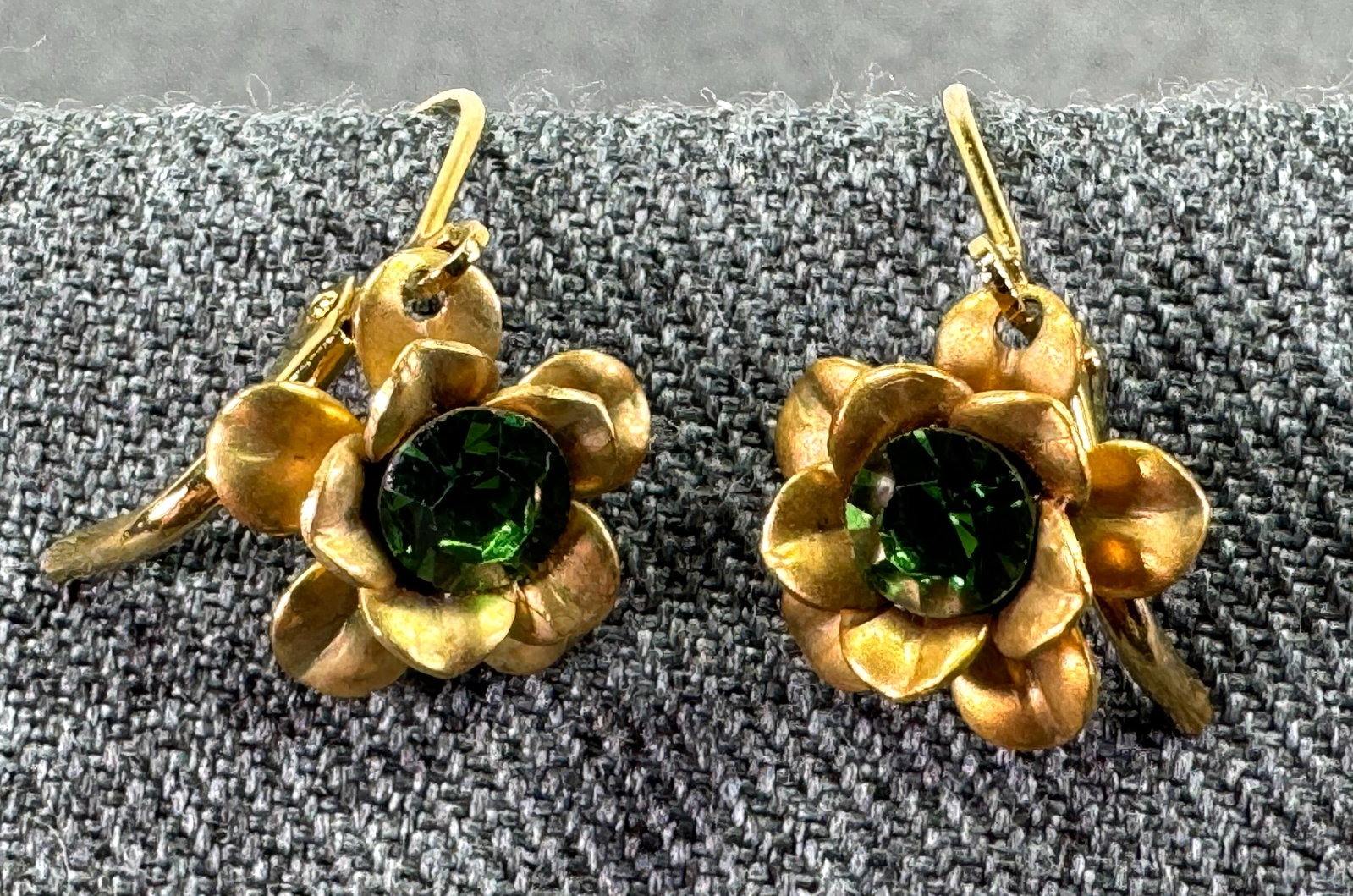 Vintage green crystal goldtoned flower pierce earrings: Vintage green crystal goldtoned flower pierce earrings. Unmarked. For measures please refer to the pictures taken with a measuring tape. Weight: 3 Grams IN HOUSE Estimated* SHIPPING & HANDLING COST WI