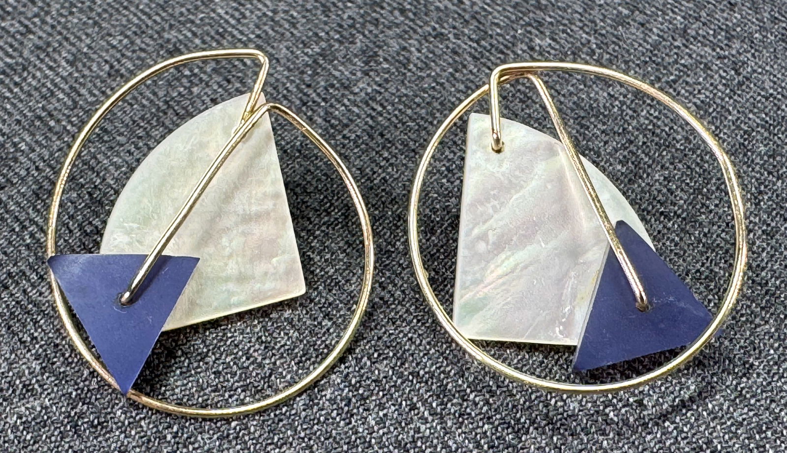 Vintage artsy Menphis style abalone & resin beads gold-filled wire stud earrings: Vintage artsy Menphis style abalone & resin beads gold-filled wire stud earrings. Unmarked. For measures please refer to the pictures taken with a measuring tape. Weight: 5 Grams. IN HOUSE Estimated*