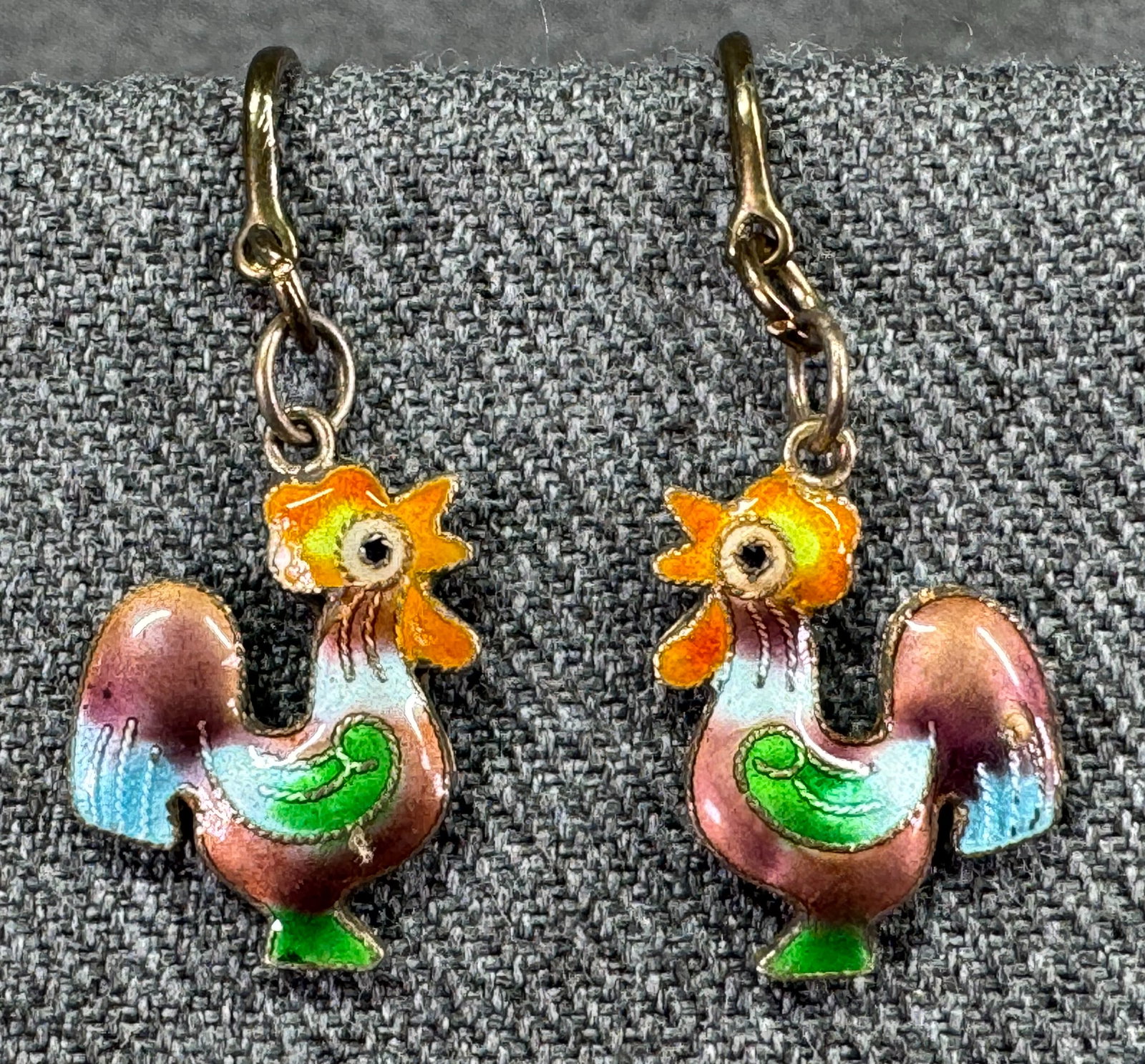 Vintage Sashi Singapuri enamel sterling rooster hook earrings: Vintage Sashi Singapuri enamel sterling rooster hook earrings. Marked sterling on ring. For measures please refer to the pictures taken with a measuring tape. Weight: 3.28 Grams. IN HOUSE Estimated* S
