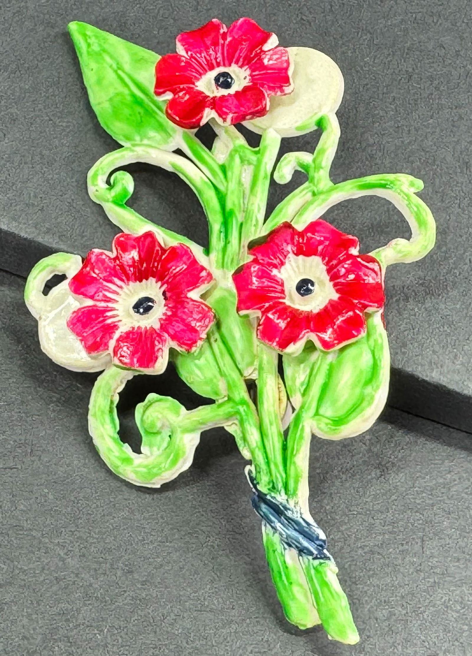 Vintage painted creamy plastic flowers bouquet pin brooch.: Vintage painted creamy plastic flowers bouquet pin brooch. Unmarked. For measures please refer to the pictures taken with a measuring tape. Weight:5 Grams. This is a NO RESERVE AUCTION: there are no h