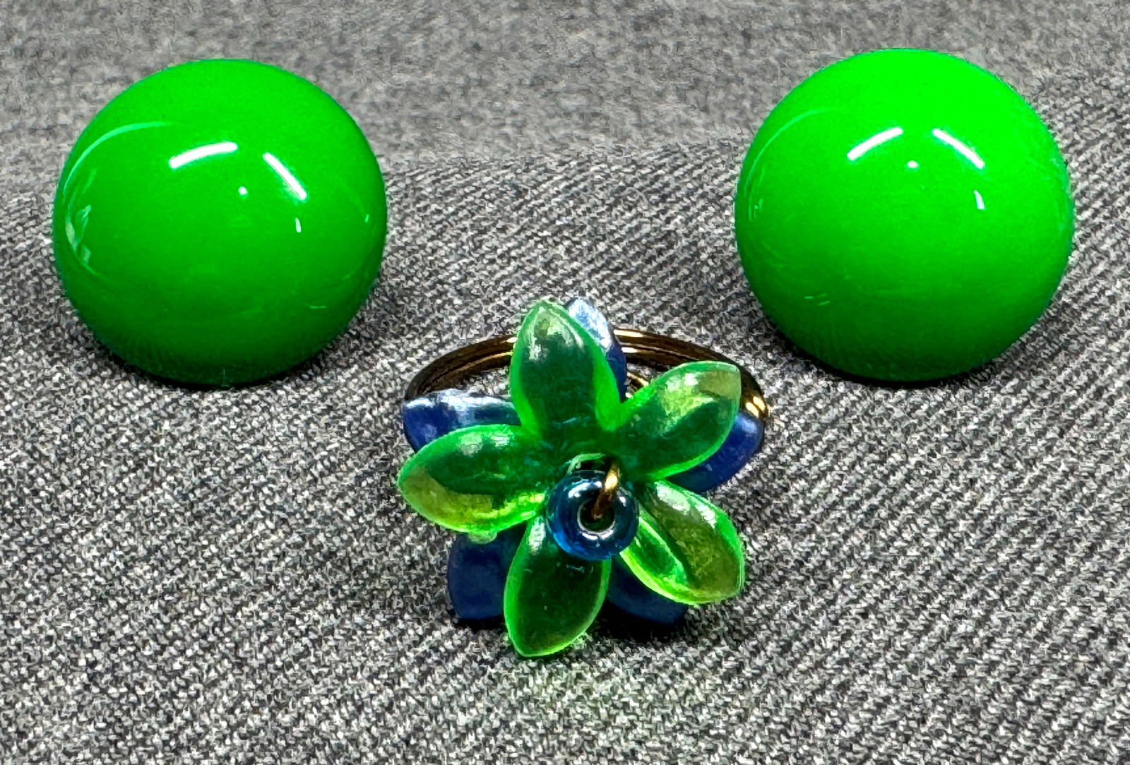 Vintage artsy wrapped lucite flower ring & enamel dome stud earrings: Vintage artsy wrapped lucite flower ring & enamel dome stud earrings. Unmarked. For measures please refer to the pictures taken with a measuring tape. Weight: 4 Grams. IN HOUSE Estimated* SHIPPING & H