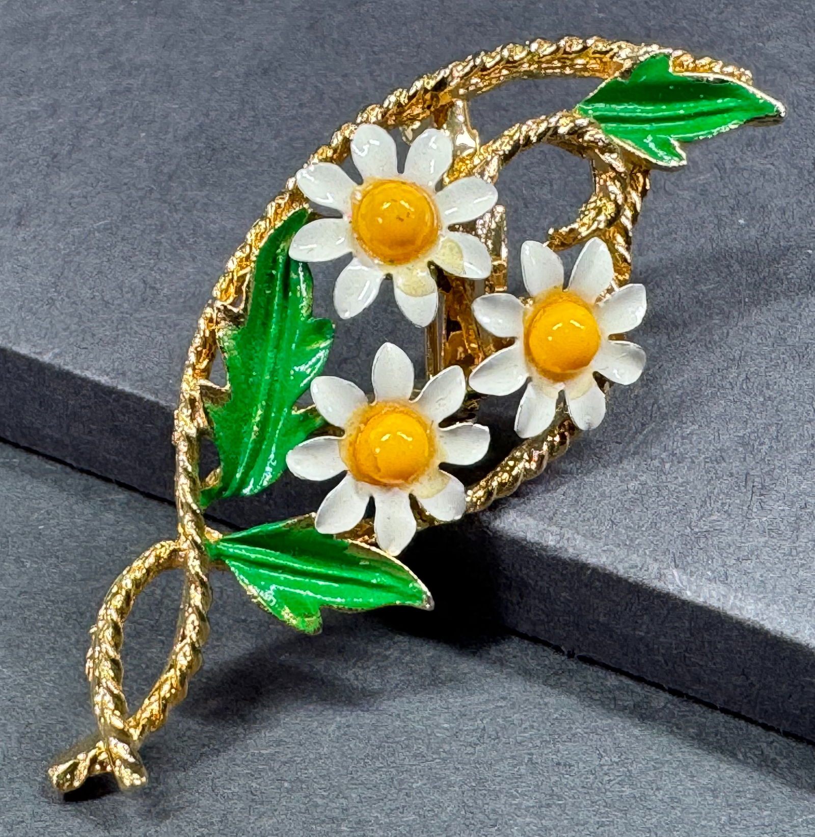 Vintage plastic bead enamel goldtone metal flowers & leaves leaf shapped pin brooch.: Vintage plastic bead enamel goldtone metal flowers & leaves leaf shapped pin brooch. Unmarked. For measures please refer to the pictures taken with a measuring tape. Weight: 8 Grams. This is a NO RESE