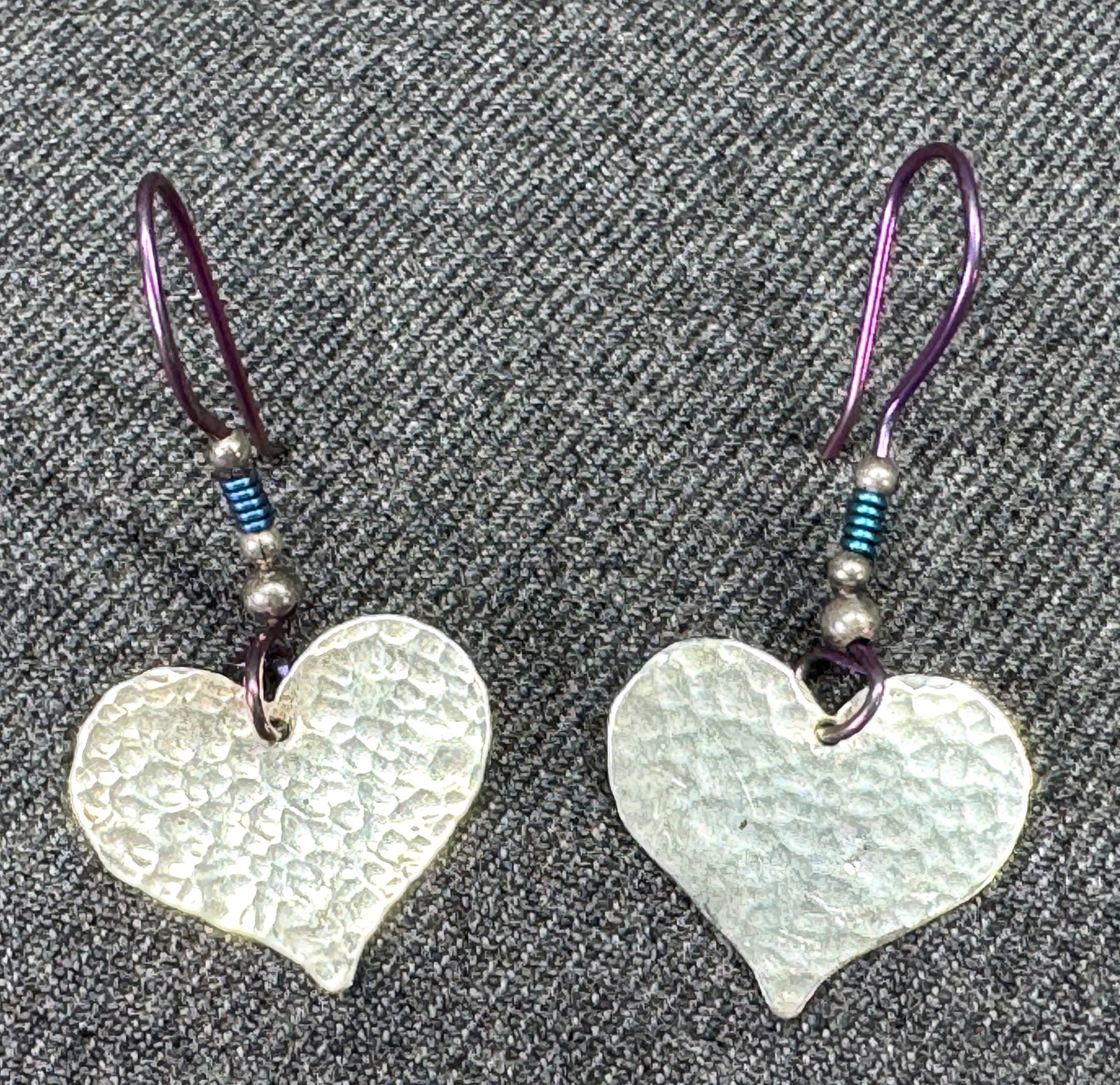 Vintage PTP artsy sterling and niobium hammered heart hook earrings: Vintage PTP artsy sterling and niobium hammered heart hook earrings. Marked. For measures please refer to the pictures taken with a measuring tape. Weight: 2.54 Grams. IN HOUSE Estimated* SHIPPING & H