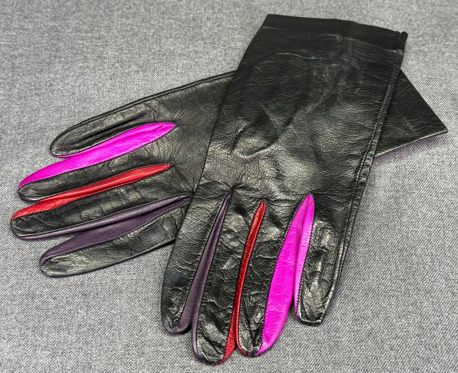Vintage genuine colors and black leather gloves. (1 of 6)