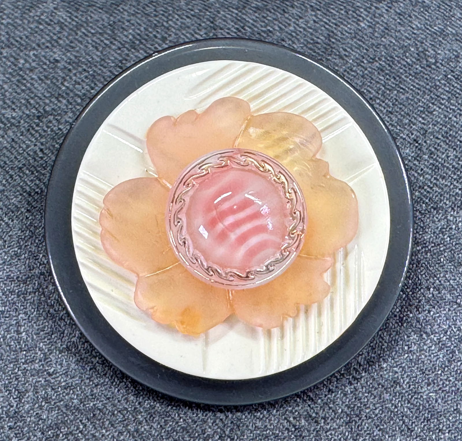 Vintage artsy signed Tammy plastic and glass flower rounded pin brooch: Vintage artsy signed Tammy plastic and glass flower rounded pin brooch. Marked. For measures please refer to the pictures taken with a measuring tape. Weight: 22 Grams. IN HOUSE Estimated* shipping an