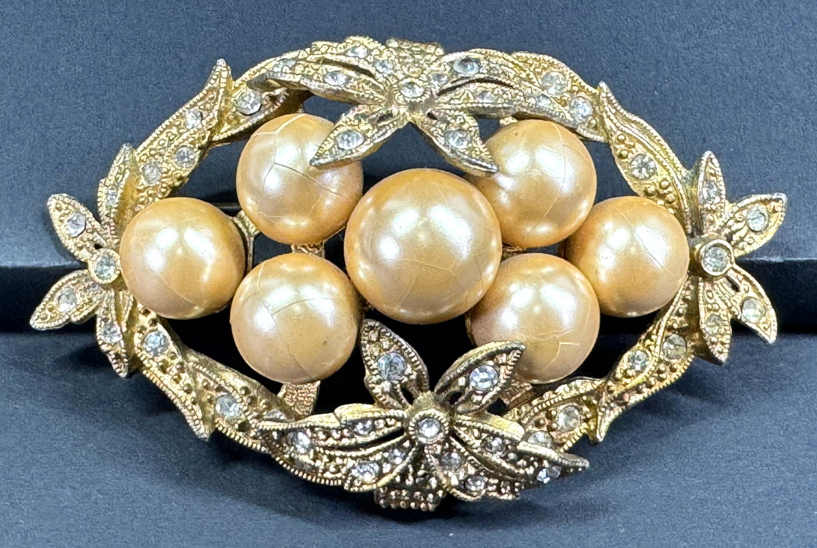 Vintage Little Nemo faux pearls & clear rhinestones goldtone pot metal flowers big pin brooch.: Vintage Little Nemo faux pearls & clear rhinestones goldtone pot metal flowers big pin brooch. Marked L/N. For measures please refer to the pictures taken with a measuring tape. Weight: 30 Grams. This