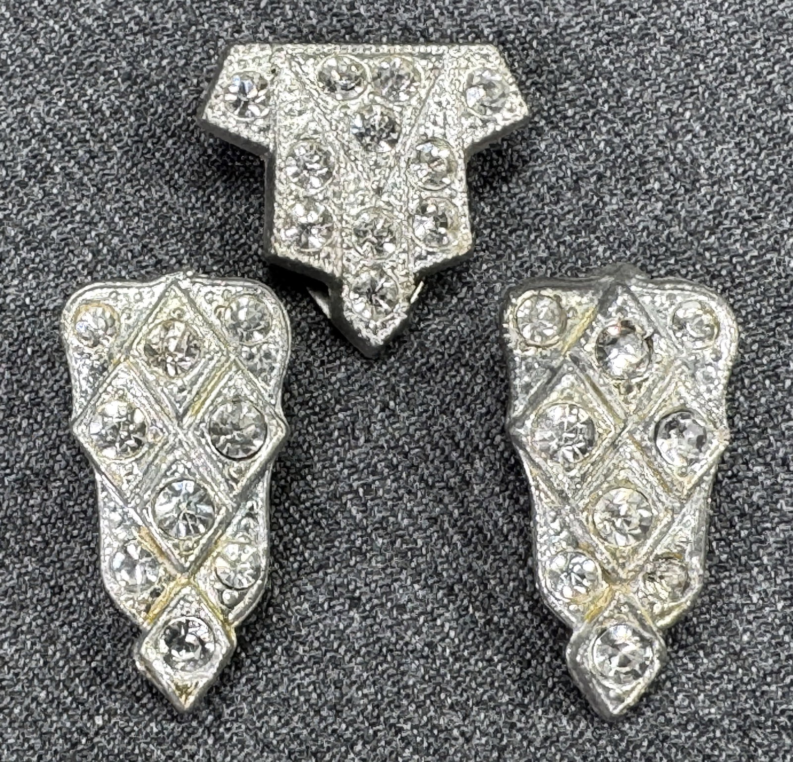 Antique art deco clear crystals silvertoned metal small dress clips. Lot of 3: Antique art deco clear crystals silvertoned metal small dress clips. Lot of 3, The pair only is marked Pat Pend Metl For measures please refer to the pictures taken with a measuring tape. Weight: 14 G