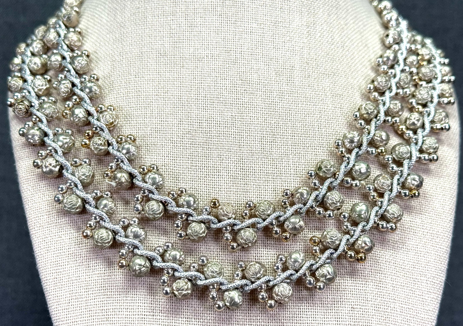 Vintage hand woven beads on chain silvertoned metal necklace: Vintage hand woven beads on chain silvertoned metal necklace. Unmarked. For measures please refer to the pictures taken with a measuring tape. Weight: 39 Grams. IN HOUSE Estimated* SHIPPING & HANDLING