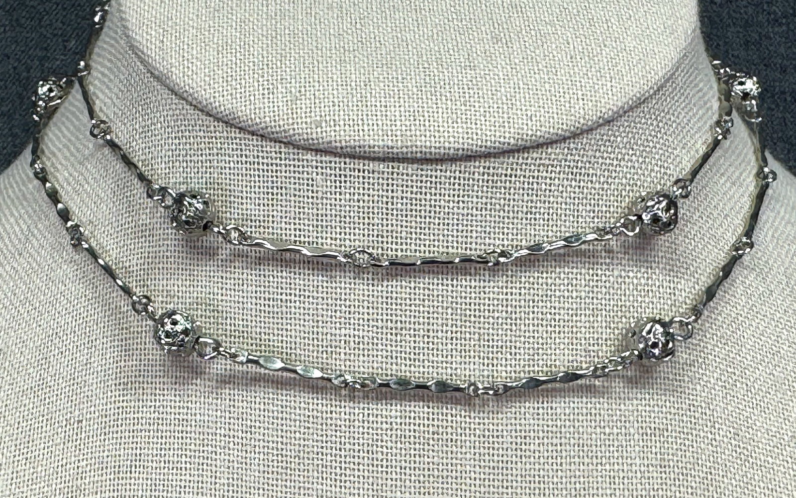 Vintage filigree beads & twisted links silvertoned metal necklace: Vintage filigree beads & twisted links silvertoned metal necklace. Unmarked. For measures please refer to the pictures taken with a measuring tape. Weight: 39 Grams. IN HOUSE Estimated* SHIPPING & HAN