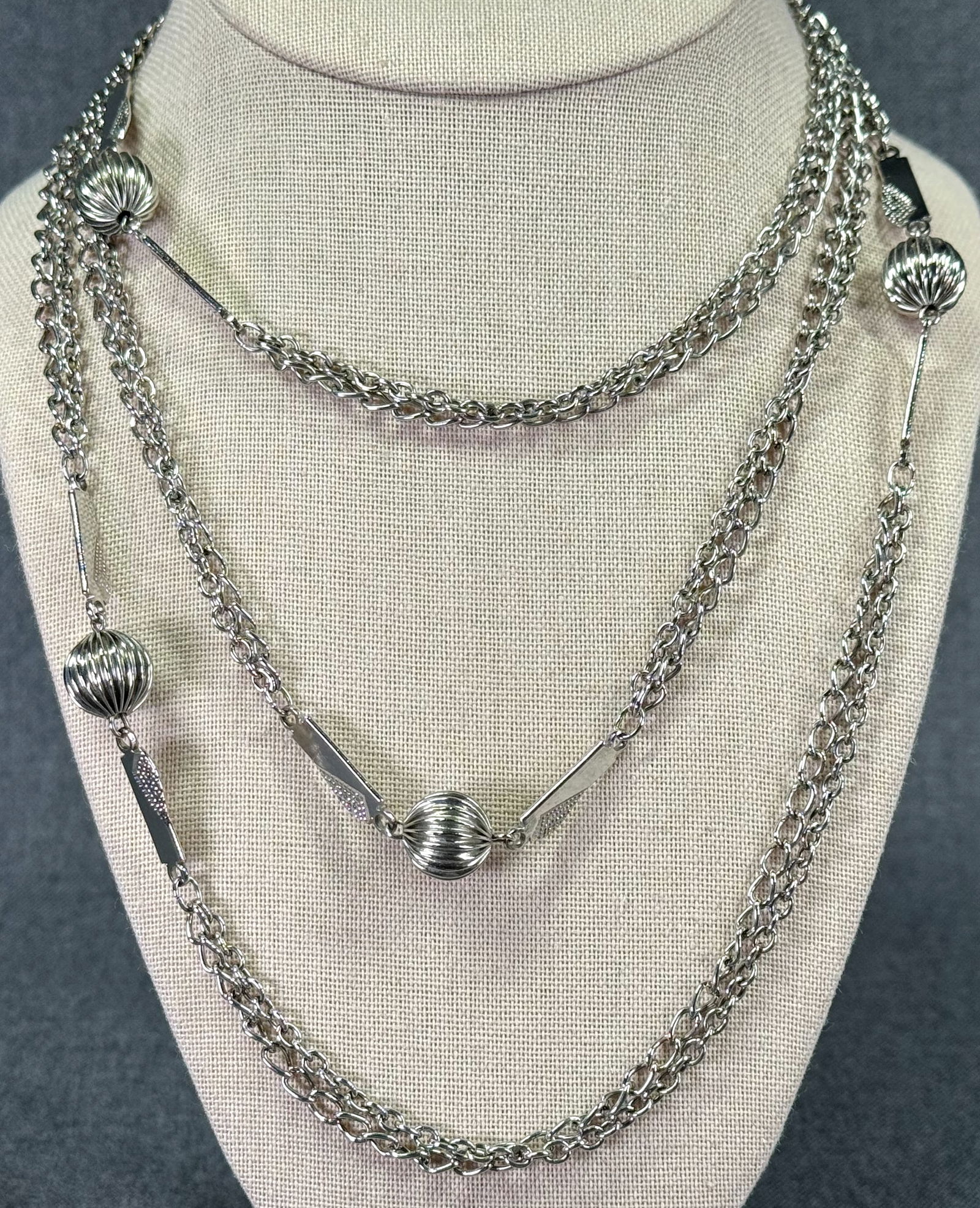 Vintage flapper style silvertoned metal chain with striped ball beads necklace: Vintage flapper style silvertoned metal chain with striped ball beads necklace. Unmarked. For measures please refer to the pictures taken with a measuring tape. Weight: 41 Grams. IN HOUSE Estimated* S