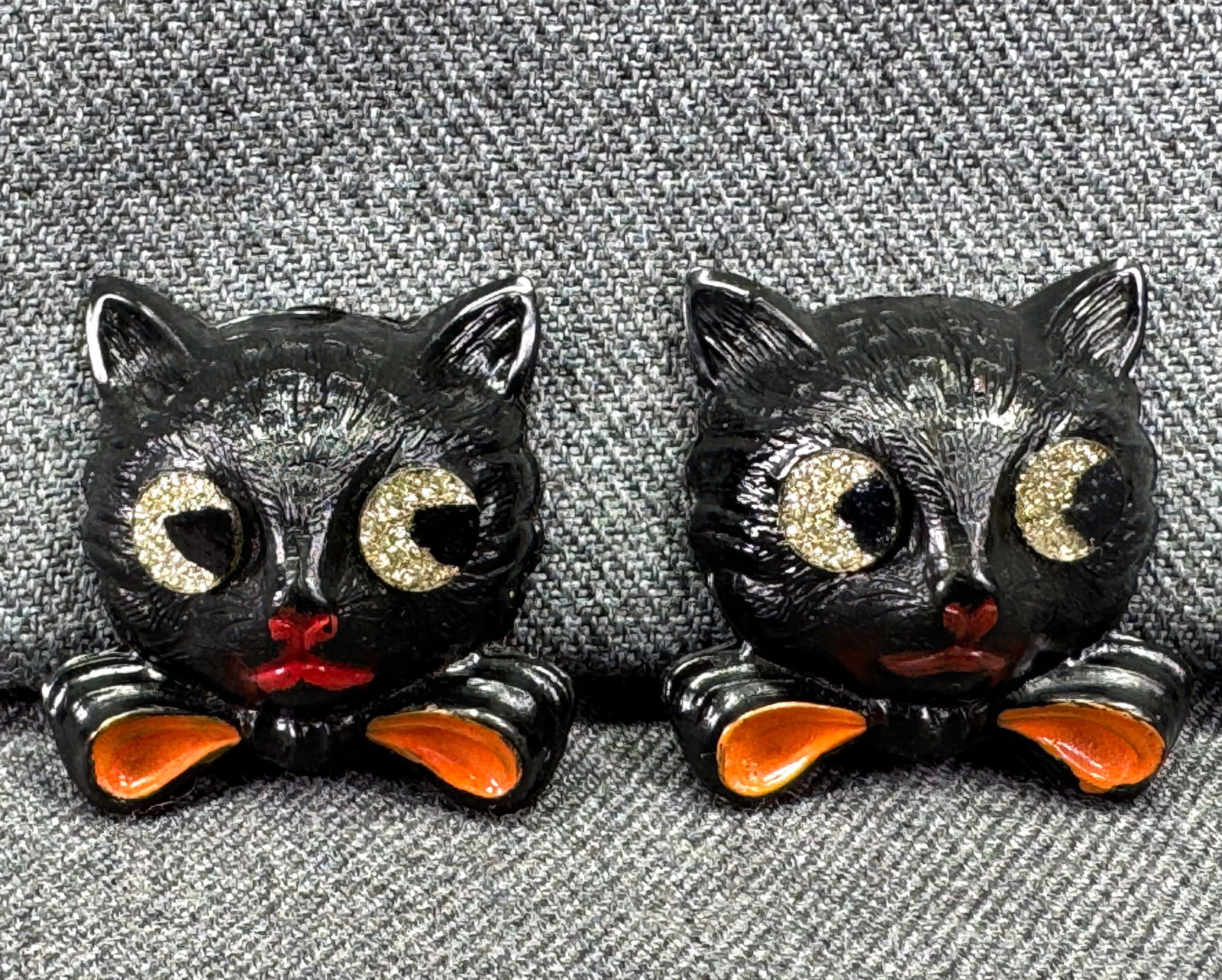 Vintage painted black celluloid cat kitten screw earrings. Glitter eyes. Bow (1 of 5)