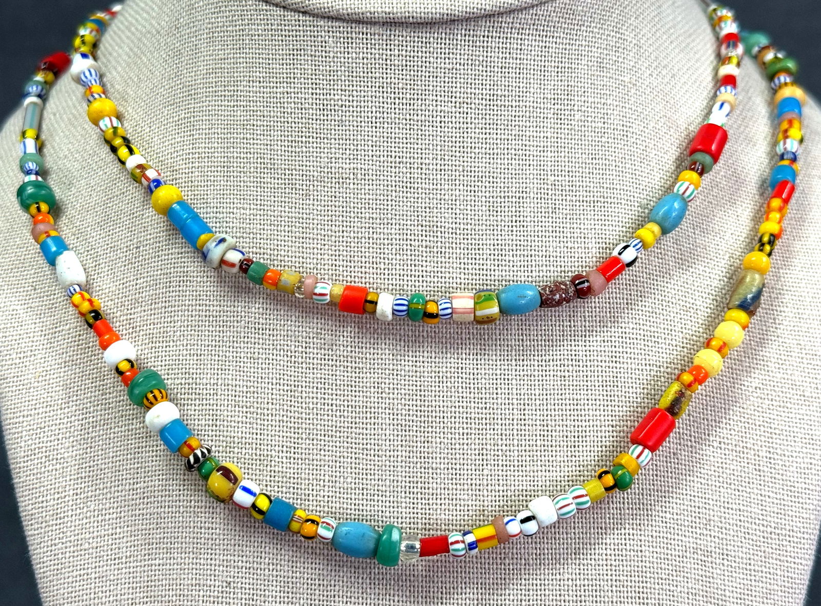 Vintage color glass miniature beads necklace.: Vintage color glass miniature beads necklace. Unmarked. For measures please refer to the pictures taken with a measuring tape. Weight: 21 Grams. IN HOUSE Estimated* SHIPPING & HANDLING COST WITHIN THE