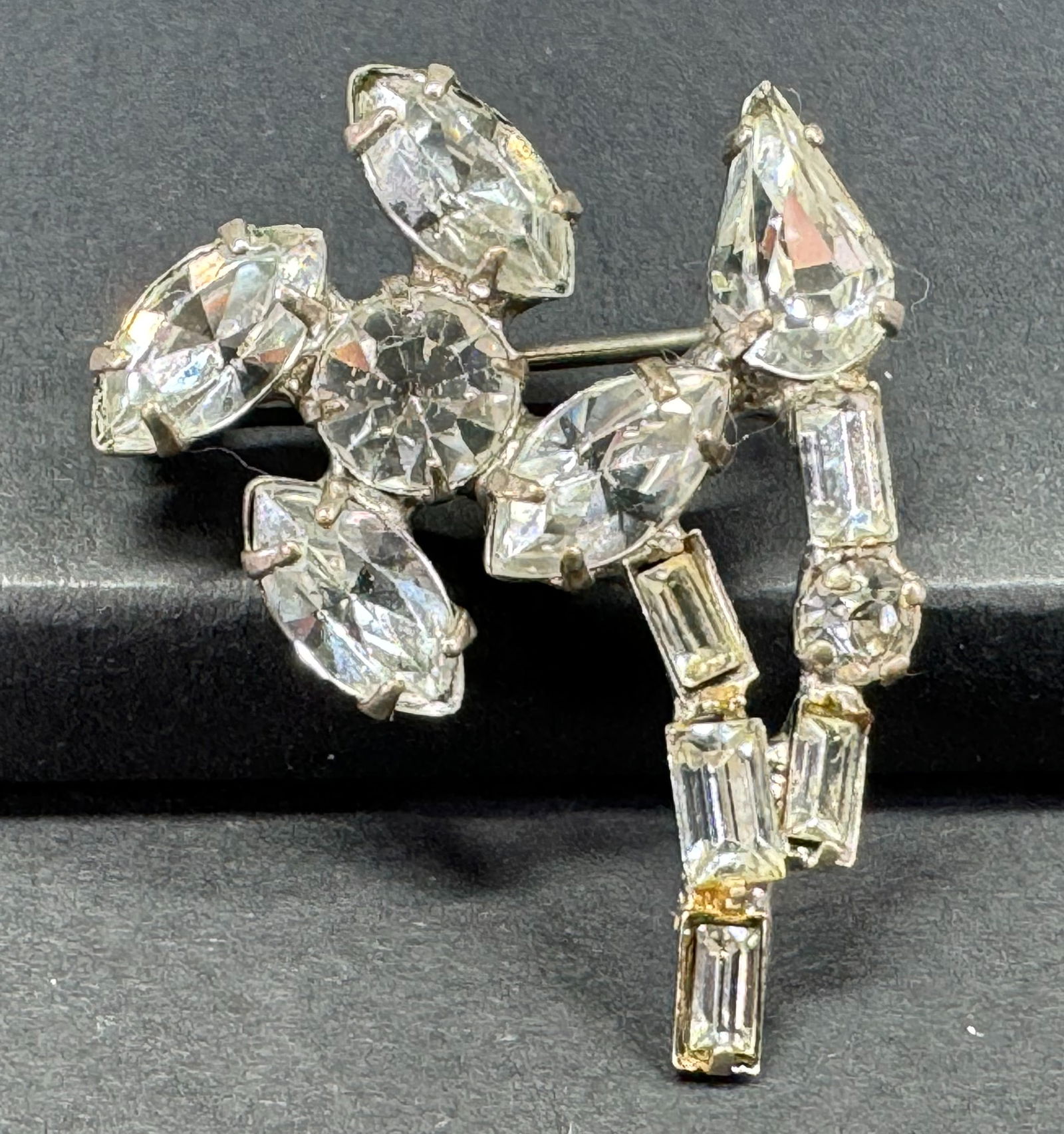 Vintage clear crystals silvertone metal  small & leaf flower pin brooch. (1 of 6)