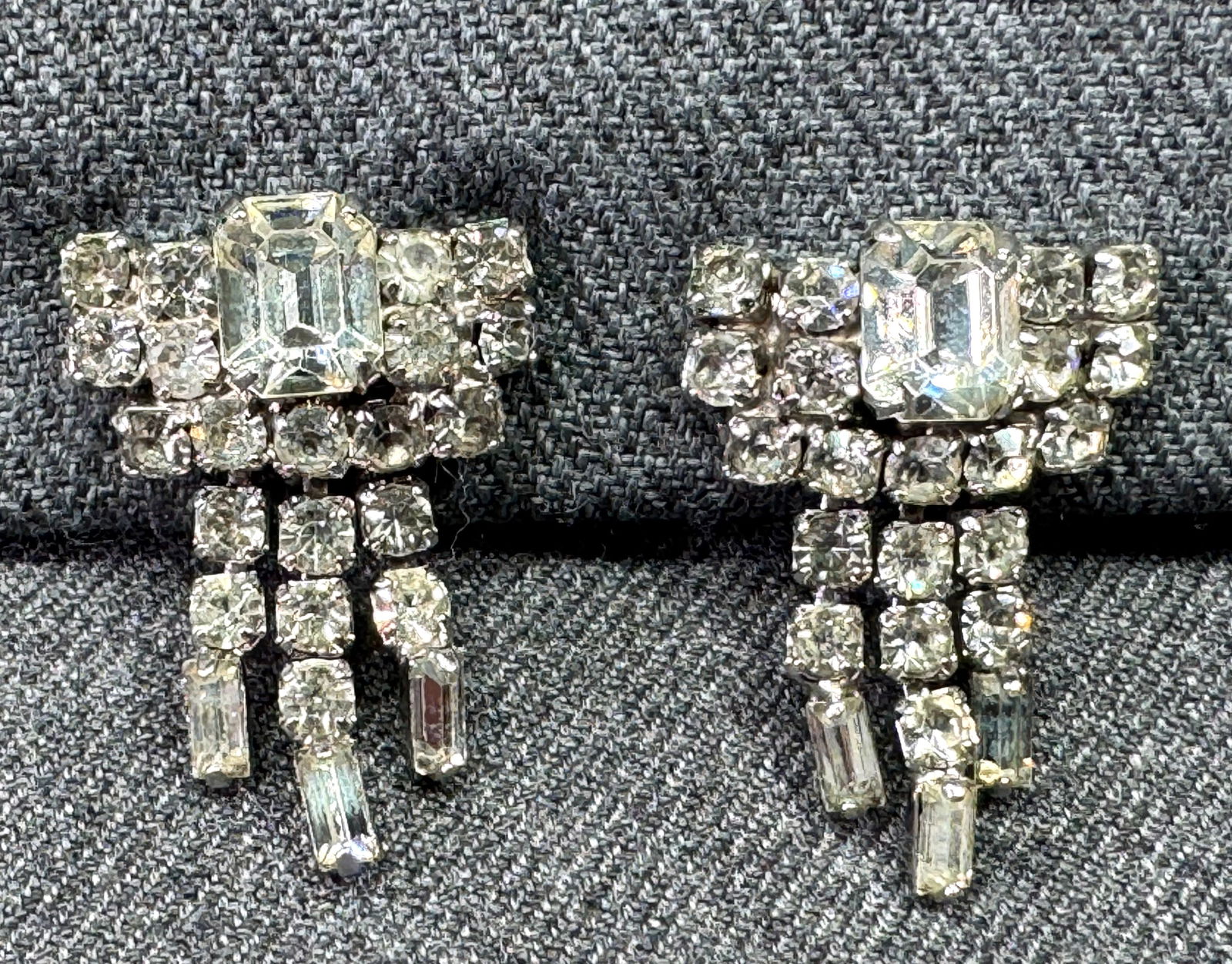Vintage Kramer style clear crystals silvertone waterfall screw back earrings (1 of 4)