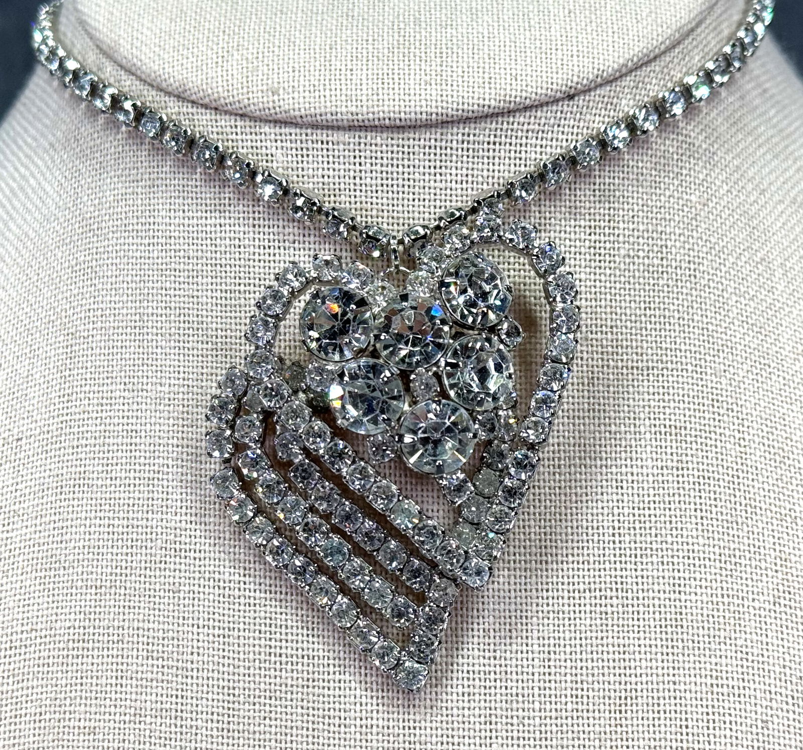 Vintage clear crystals silvertone metal sweetheart pendant & strap choker necklace: Vintage clear crystals silvertone metal sweetheart pendant & strap choker necklace. Unmarked. For measures please refer to the pictures taken with a measuring tape. Weight: 6 Grams. IN HOUSE Estimated