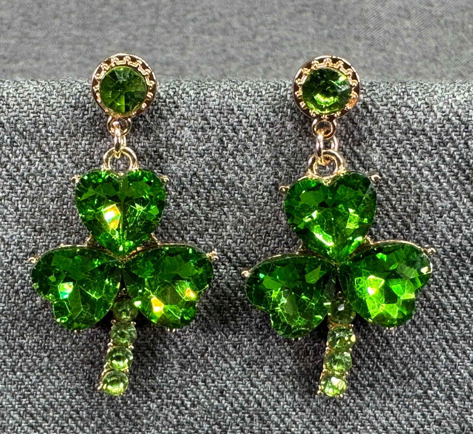 Betsey Johnson Green Crystals goldtone Clover Shamrock Drop Stud Earrings: Betsey Johnson Green Crystals goldtone Clover Shamrock Drop Stud Earrings . Unmarked. For measures please refer to the pictures taken with a measuring tape. Weight: 14 Grams. IN HOUSE Estimated* SHIPP