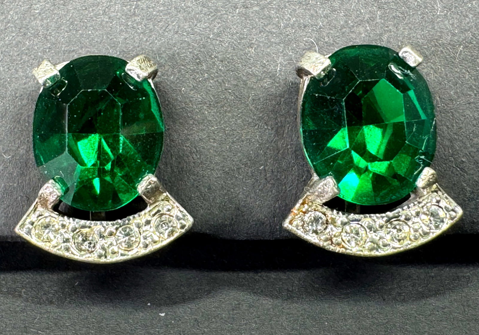 Vintage green crystals & clear rhinestones pot metal screw back earrings.: Vintage green crystals & clear rhinestones pot metal screw back earrings. Unmarked. For measures please refer to the pictures taken with a measuring tape. Weight: 5 Grams. This is a NO RESERVE AUCTION