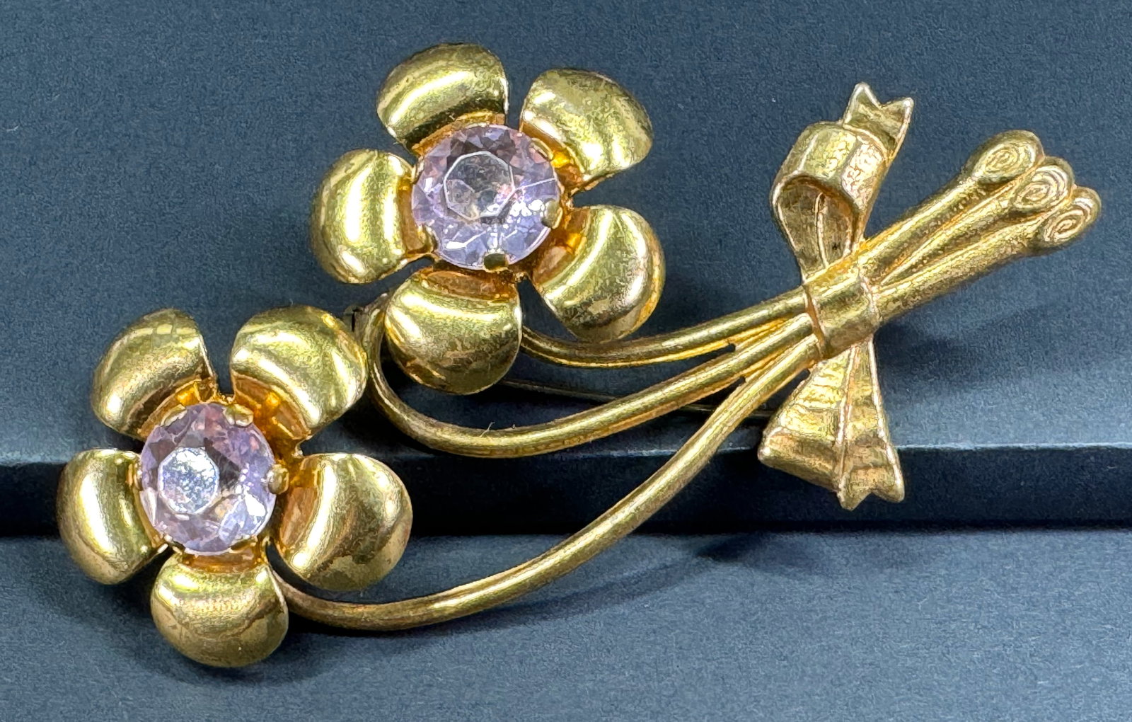 Vintage rose plastic goldtone metal flowers bouquet pin brooch.: Vintage rose plastic goldtone metal flowers bouquet pin brooch. Unarked For measures please refer to the pictures taken with a measuring tape. Weight: 11 Grams. This is a NO RESERVE AUCTION: there are