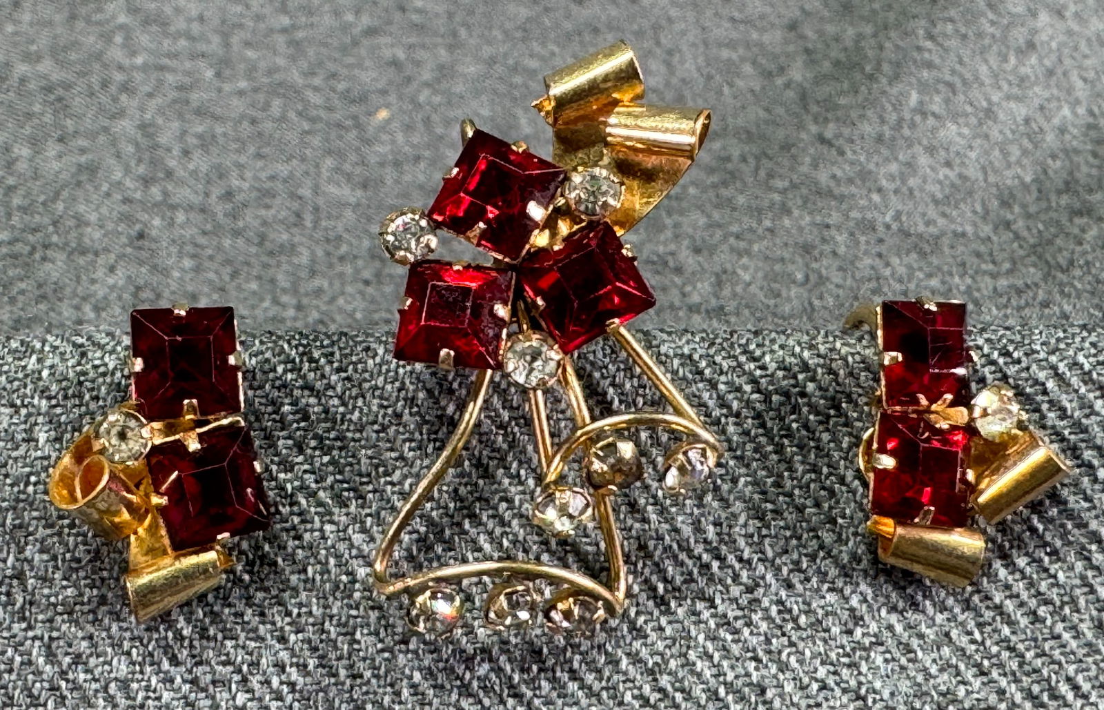 Vintage Star-Art red & gray crystals 12K gold-filled brooch & screw back earrings set (1 of 8)