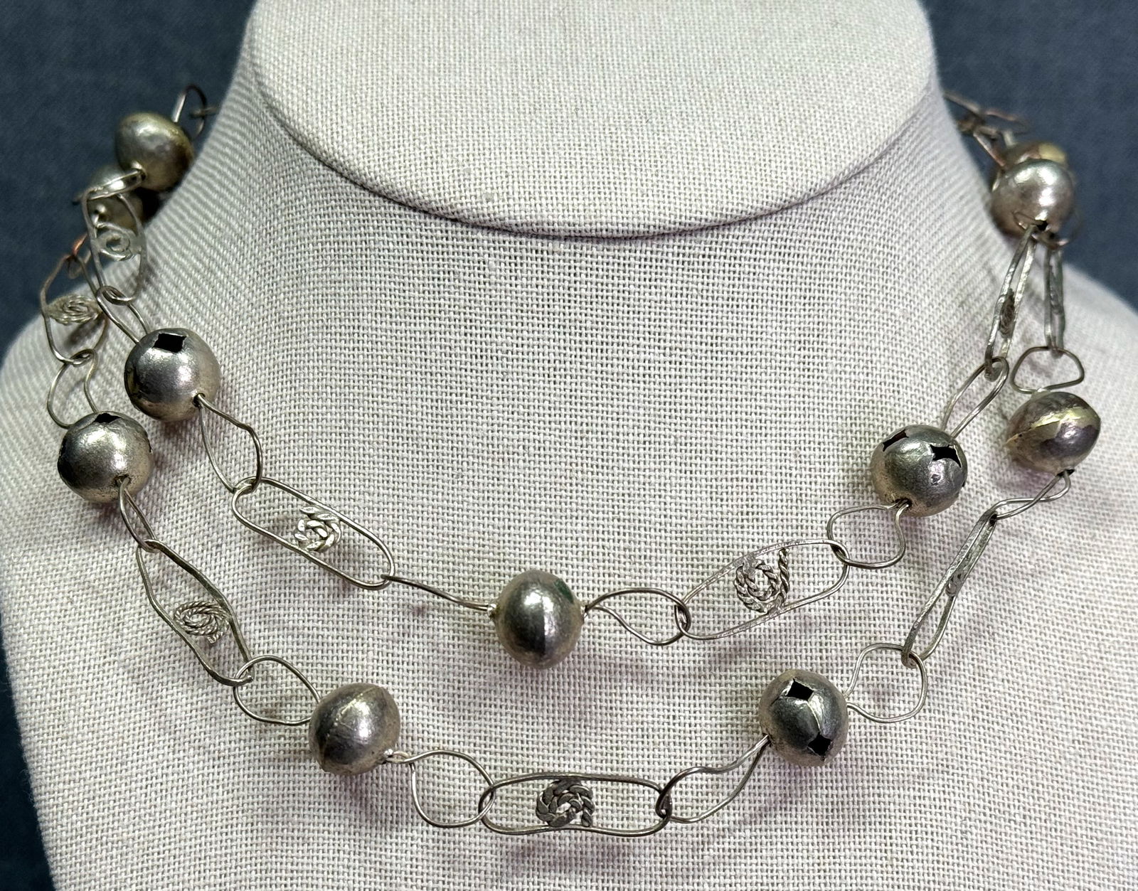 Vintage Guatemalan silvertoned metal wedding necklace: Vintage Guatemalan silvertoned metal wedding necklace. Unmarked. For measures please refer to the pictures taken with a measuring tape. Weight: 19 Grams. IN HOUSE Estimated* SHIPPING & HANDLING COST W
