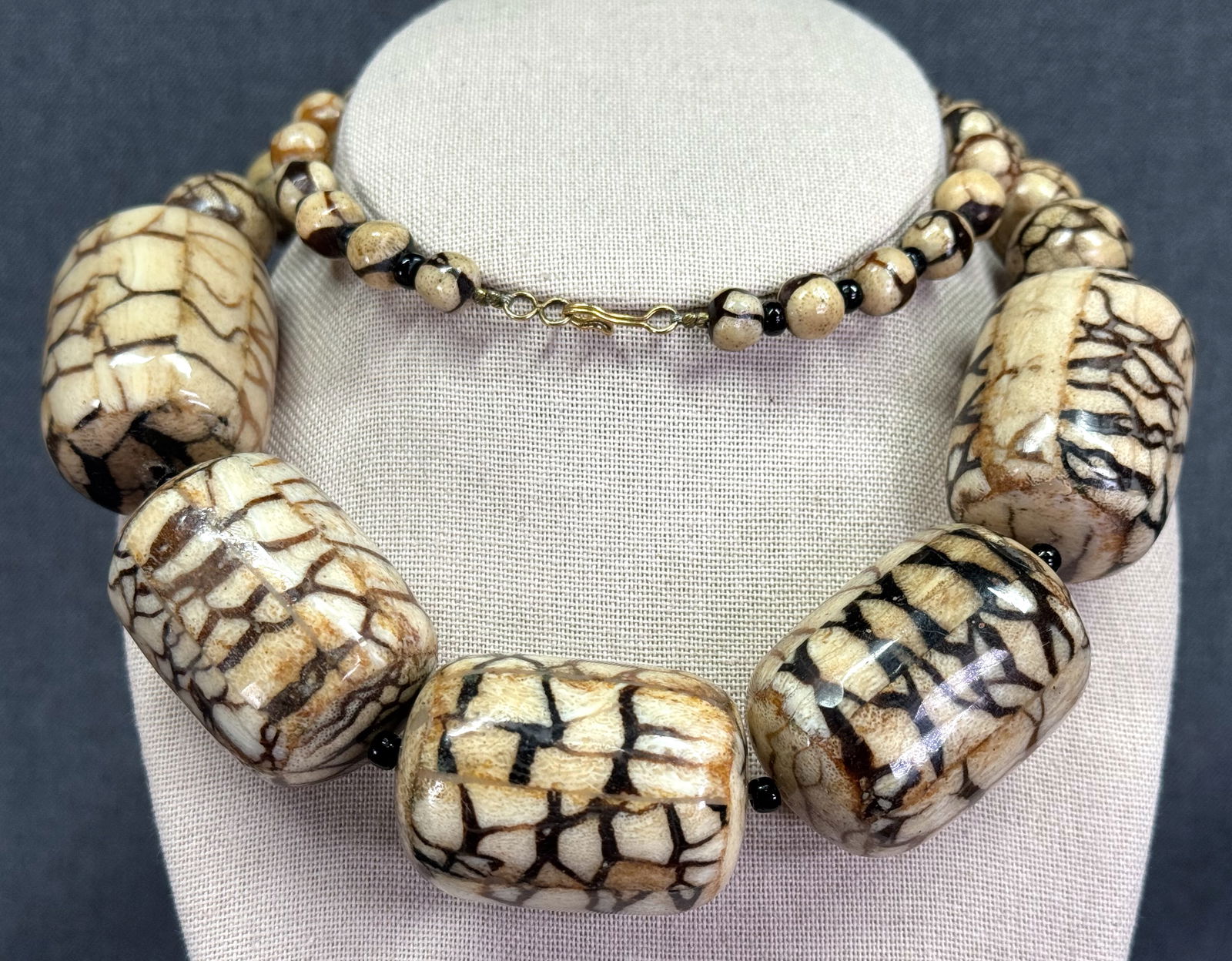 Tribal style batik bone barrel & glass statement beaded necklace: Tribal style batik bone barrel & glass statement beaded necklace. Unmarked. For measures please refer to the pictures taken with a measuring tape. Weight: 19 Grams. IN HOUSE Estimated* SHIPPING & HAND