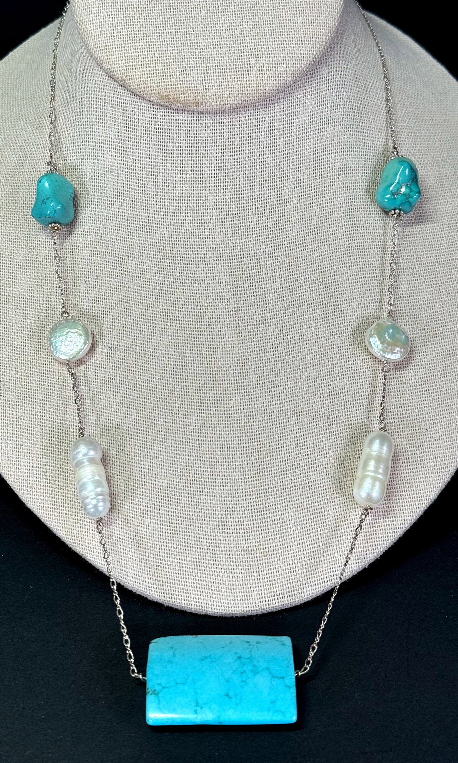 Vintage turquoise howlite and baroque pearls sterling silver necklace.: Vintage turquoise howlite and baroque pearls sterling silver necklace. Marked 925. For measures please refer to the pictures taken with a measuring tape. Weight: 27 Grams This is a NO RESERVE AUCTION: