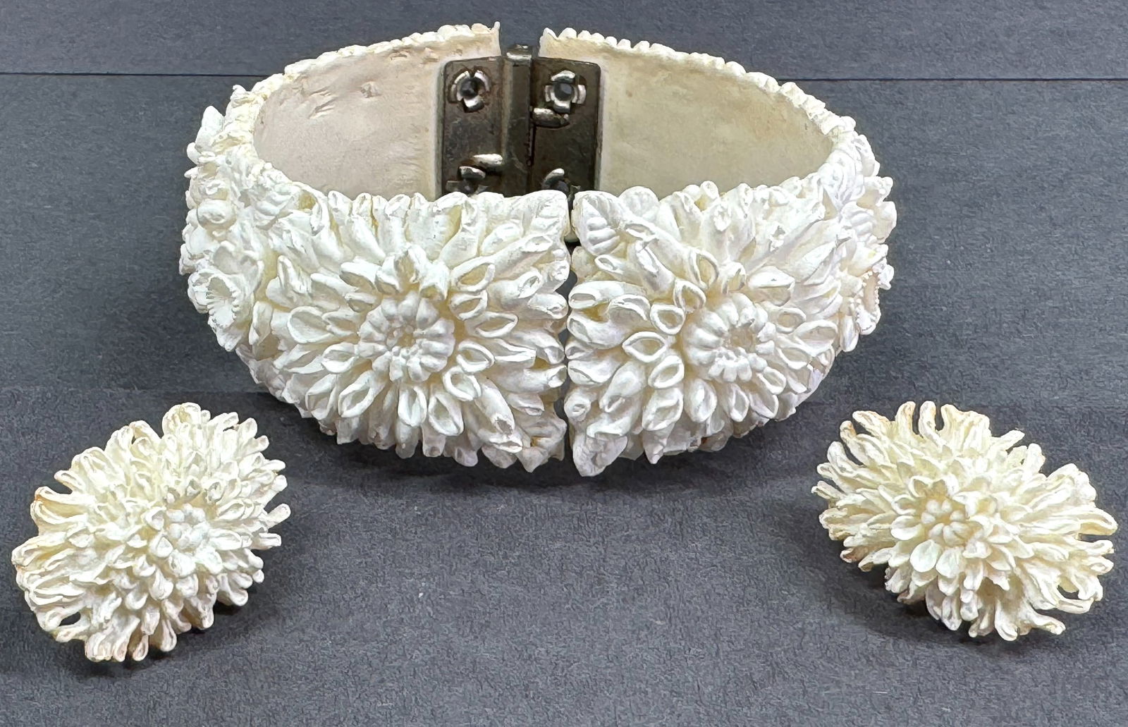 Vintage molded plastic clamper bracelet and clip on earrings.: Vintage molded plastic clamper bracelet and clip on earrings. Unmarked. For measures please refer to the pictures taken with a measuring tape. Weight: 29 Grams. This is a NO RESERVE AUCTION: there are