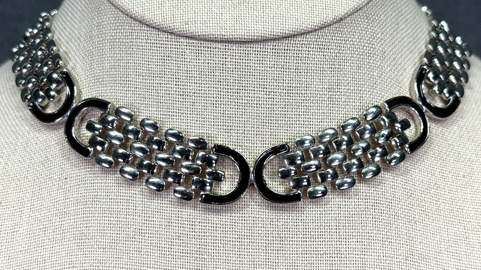 Vintage 80s black enamel silvertone metal panther mesh necklace: Vintage 80s black enamel silvertone metal panther mesh necklace. Unmarked. For measures please refer to the pictures taken with a measuring tape. Weight: 54 Grams. IN HOUSE Estimated* SHIPPING & HANDL