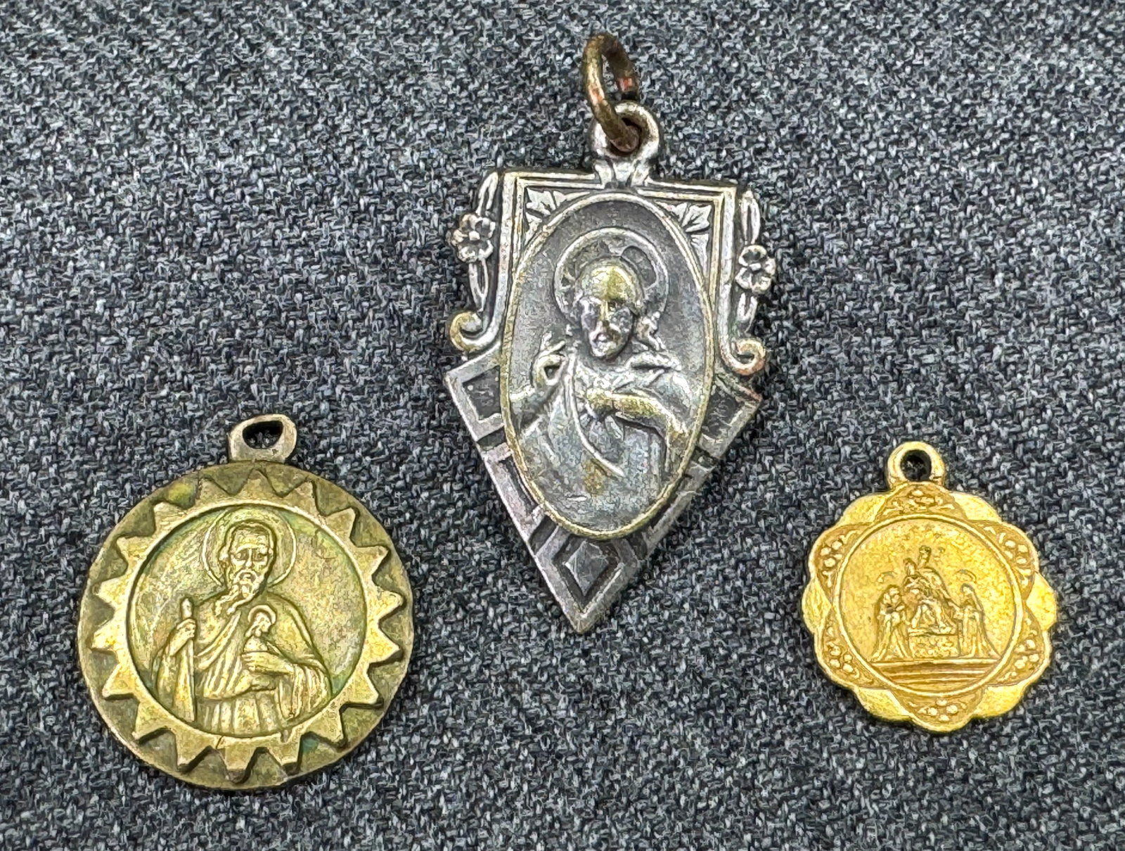 Antique Our Sacred Heart, Saint Jude (Italy) & Our Lady of Pompeii (BOC) assorted medals: Antique Our Sacred Heart, Saint Jude (Italy) & Our Lady of Pompeii (BOC) assorted medals. Marked and unmarked. For measures please refer to the pictures taken with a measuring tape. Weight: 4 Grams. I