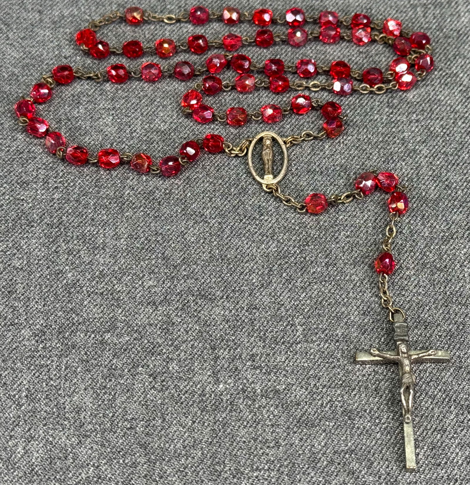 Vintage faceted AB red crystals beads silvertoned metal rosary: Vintage faceted AB red crystals beads silvertoned metal rosary. Marked Italy. For measures please refer to the pictures taken with a measuring tape. Weight: 15 Grams. IN HOUSE Estimated* SHIPPING & HA