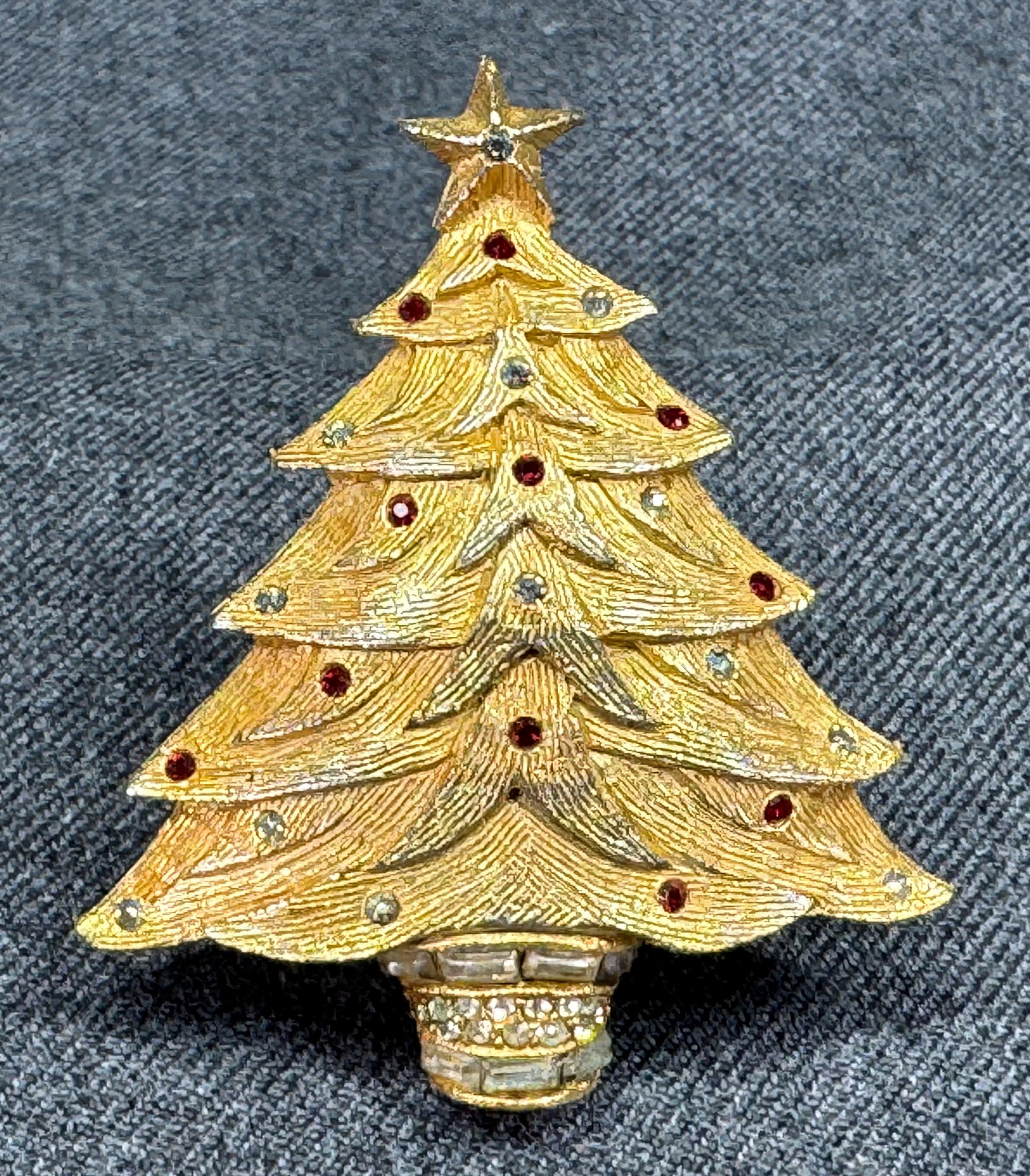 Vintage Benedikt NY Christmas Tree brooch pin. Textured goldtoned, rhinestones: Vintage Benedikt NY Christmas Tree brooch pin. Textured goldtoned, rhinestones. Marked. For measures please refer to the pictures taken with a measuring tape. Weight: 20 Grams. IN HOUSE Estimated* SHI