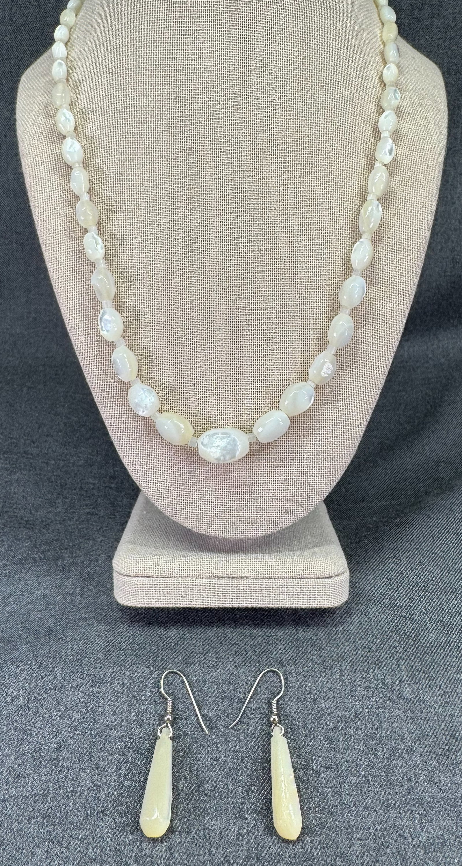 Vintage mother of pearl necklace and hook earrings: Vintage mother of pearl necklace and hook earrings. Unmarked. For measures please refer to the pictures taken with a measuring tape. Weight: 32 Grams. IN HOUSE Estimated* SHIPPING & HANDLING COST WITH
