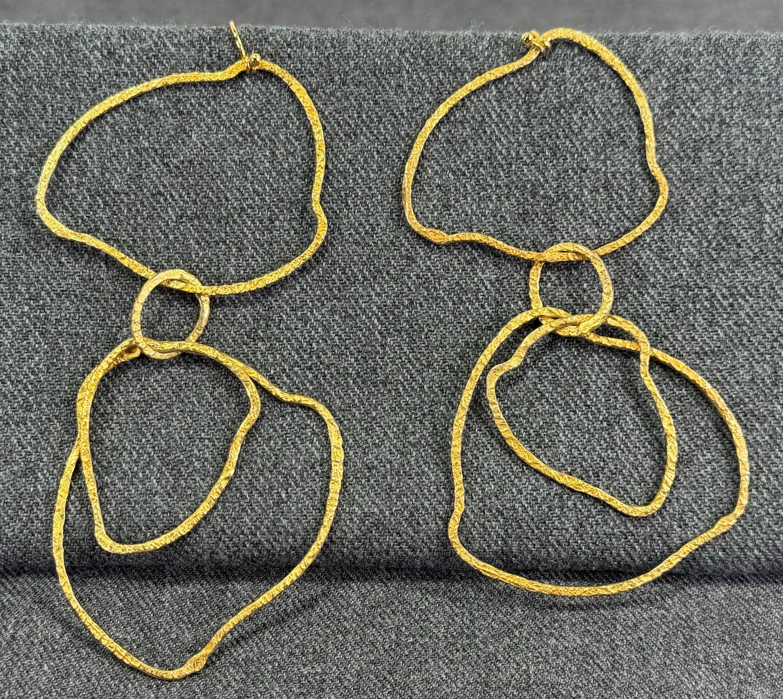 Vintage artsy brutalist textured yellow goldtoned metal chandelier hook earrings: Vintage artsy brutalist textured yellow goldtoned metal chandelier hook earrings. Unmarked. For measures please refer to the pictures taken with a measuring tape. Weight: 10 Grams. IN HOUSE Estimated*