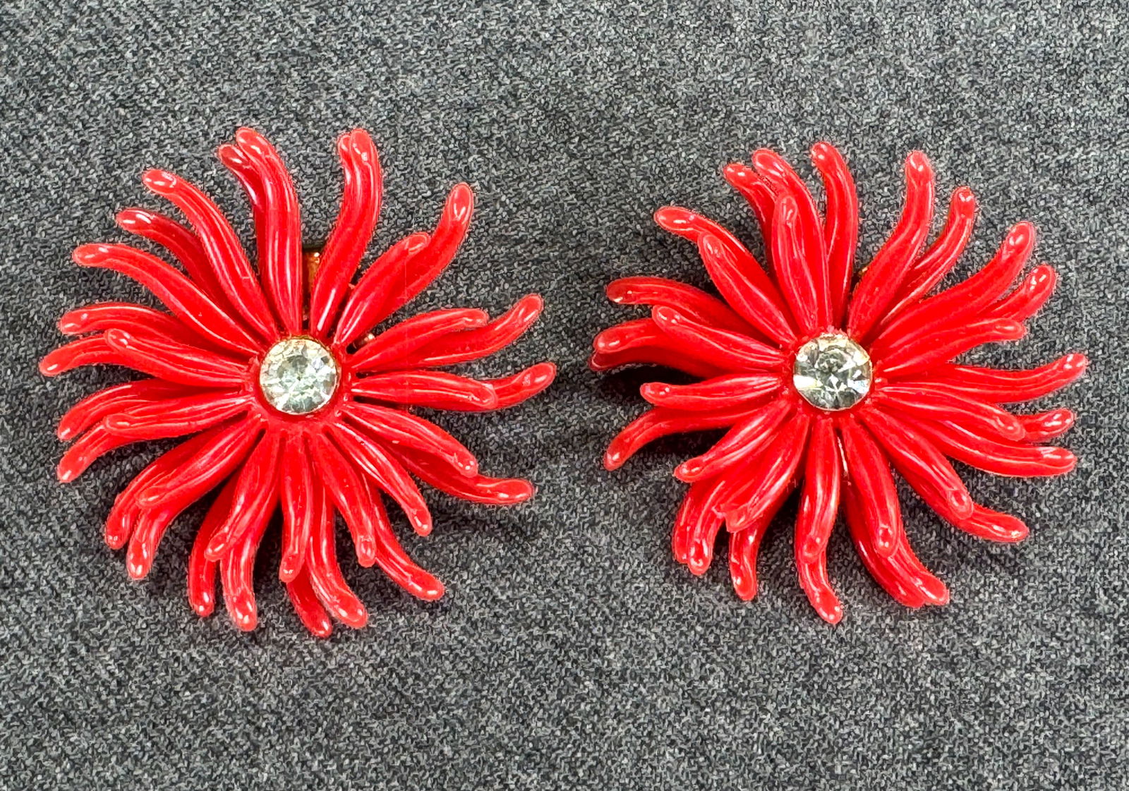 Vintage clear rhinestones red plastic flower clip on earrings: Vintage clear rhinestones red plastic flower clip on earrings. Unmarked. For measures please refer to the pictures taken with a measuring tape. Weight: 8 Grams. IN HOUSE Estimated* shipping and handli