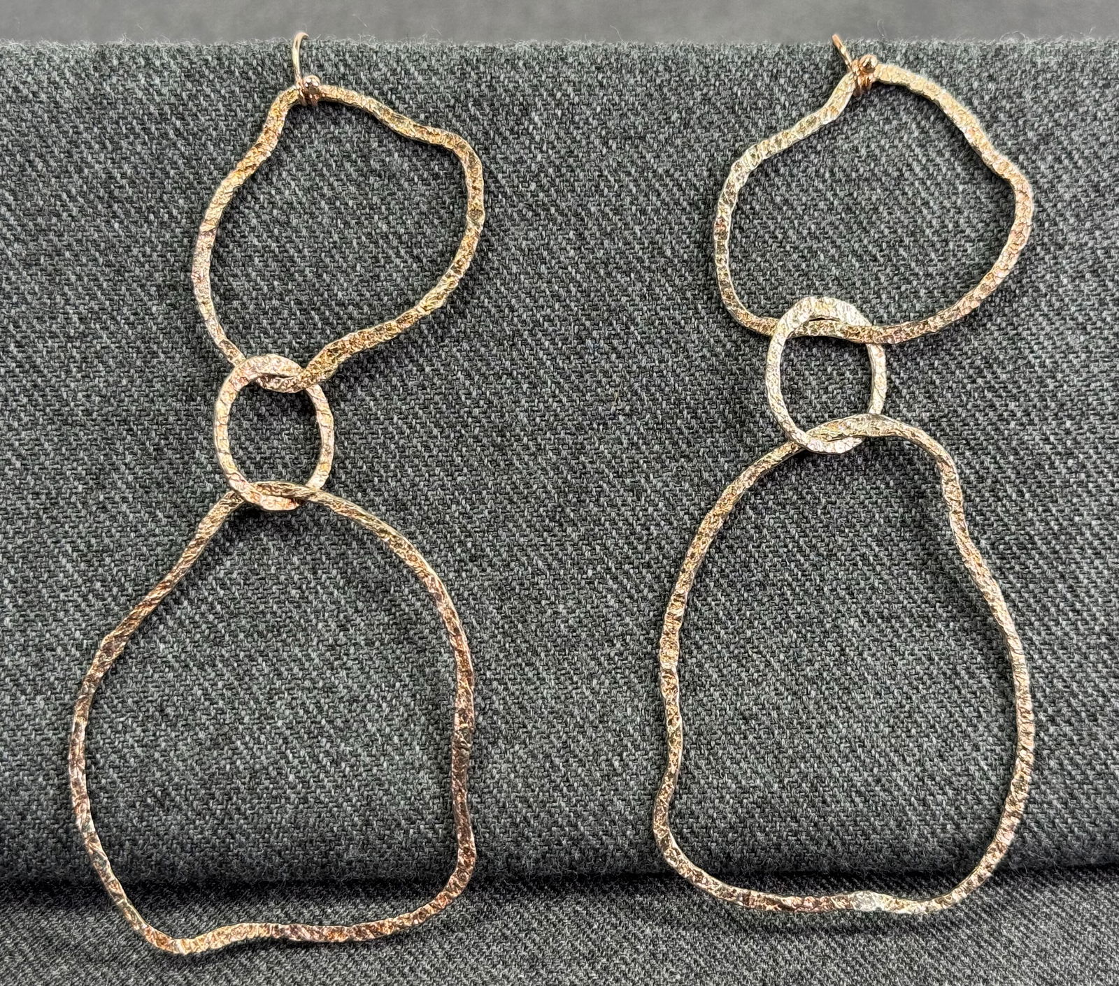 Vintage artsy brutalist textured rose goldtone metal chandelier hook earrings: Vintage artsy brutalist textured rose goldtone metal chandelier hook earrings. Unmarked. For measures please refer to the pictures taken with a measuring tape. Weight: 10 Grams. IN HOUSE Estimated* SH