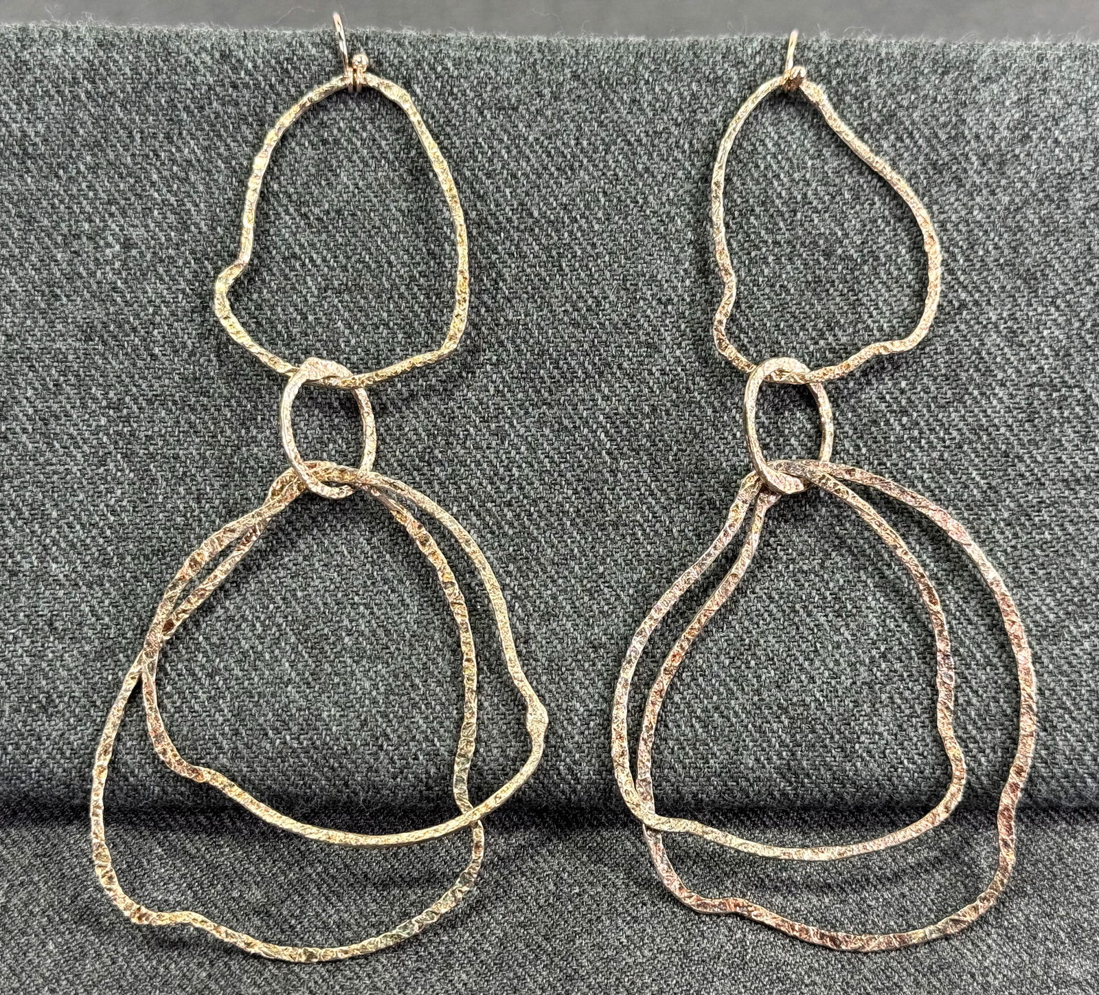 Vintage artsy brutalist textured rose goldtone metal chandelier hook earrings: Vintage artsy brutalist textured rose goldtone metal chandelier hook earrings. Unmarked. For measures please refer to the pictures taken with a measuring tape. Weight: 10 Grams. IN HOUSE Estimated* SH