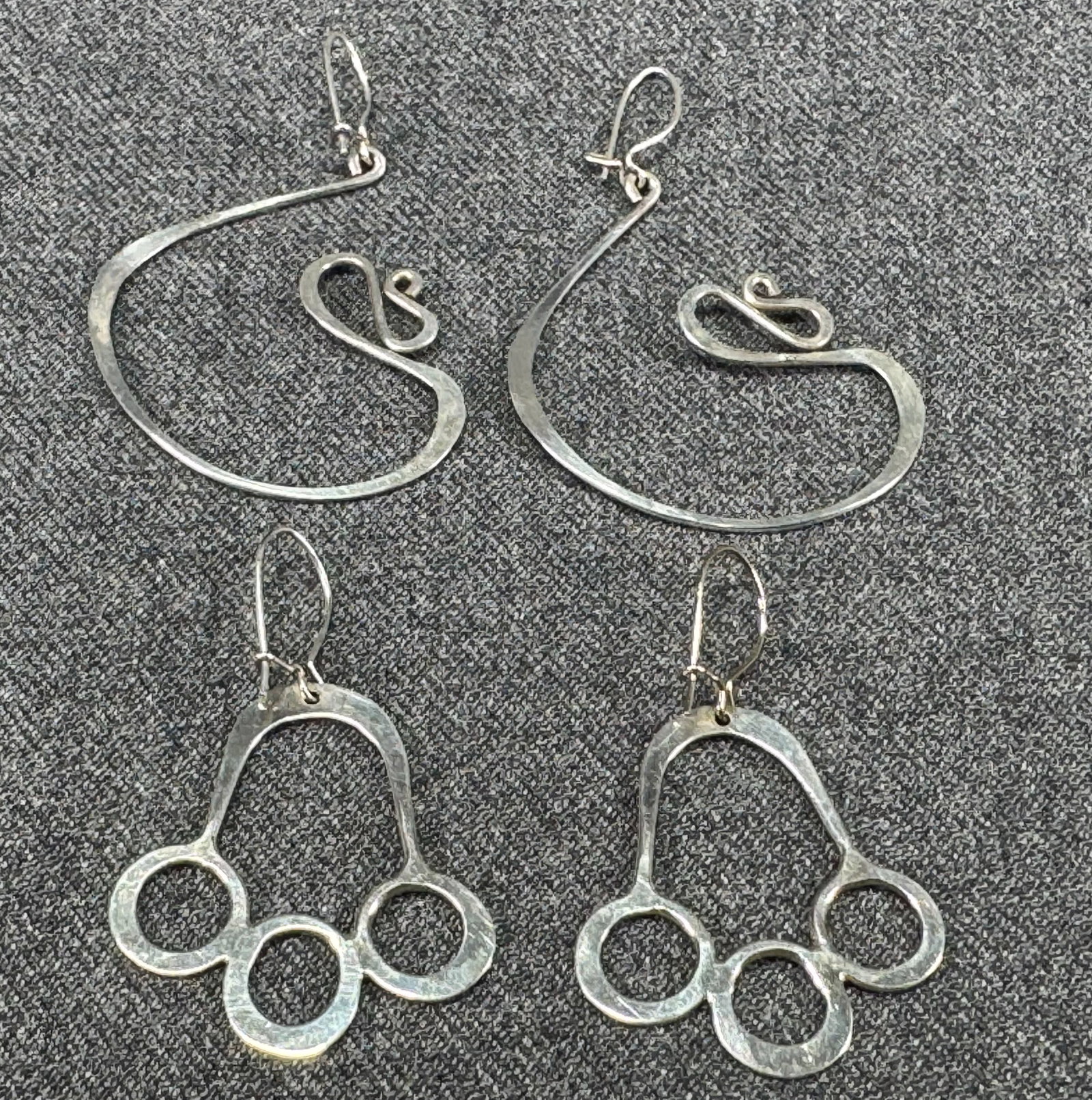 Vintage silvertoned metal artsy modernist & cat's paw hook earrings lot: Vintage silvertoned metal artsy modernist & cat's paw hook earrings lot. Unmarked. For measures please refer to the pictures taken with a measuring tape. Weight: 6 Grams. IN HOUSE Estimated* SHIPPING 