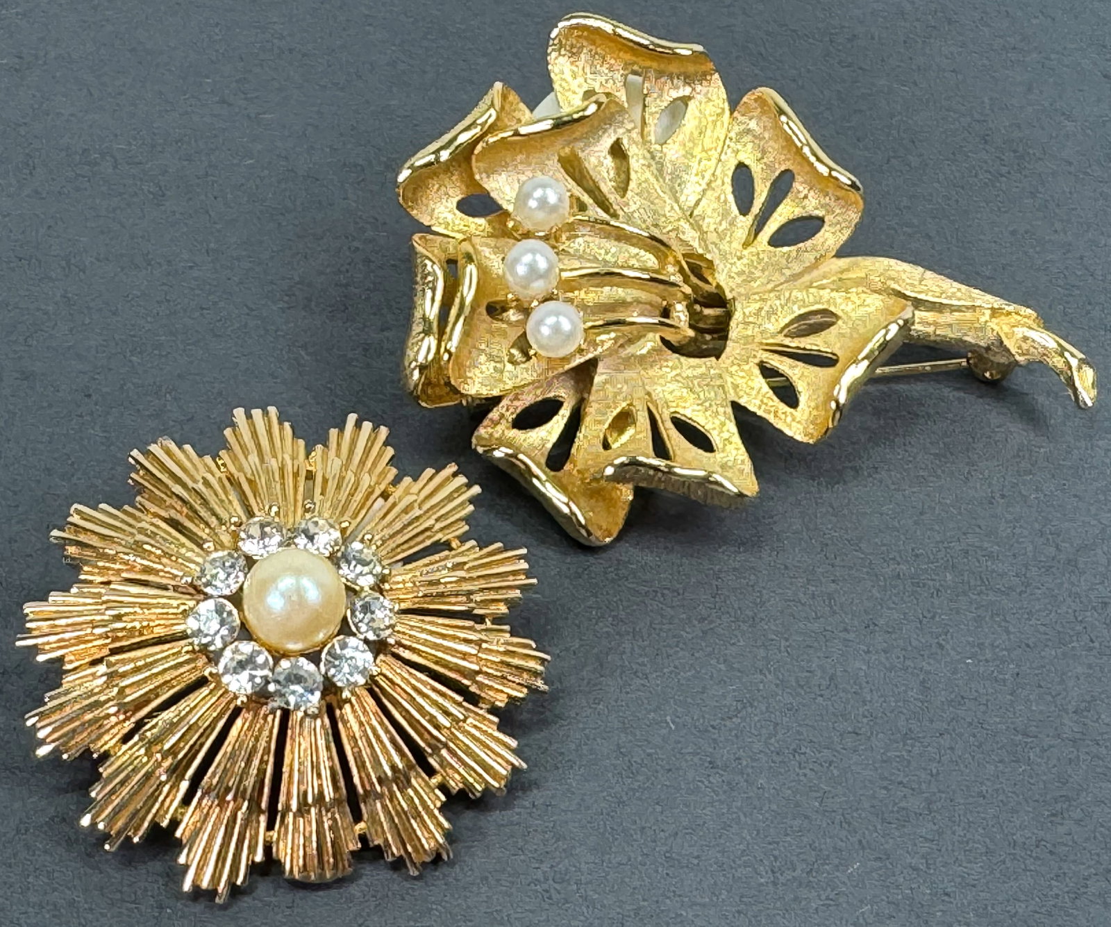 Vintage faux pearl & clear rhinestones goldtone metal flower pin brooches.: Vintage faux pearl & clear rhinestones goldtone metal flower pin brooches. Unmarked. For measures please refer to the picture taken with a measuring tape. Weight : 60 Grams. This is a NO RESERVE AUCTI