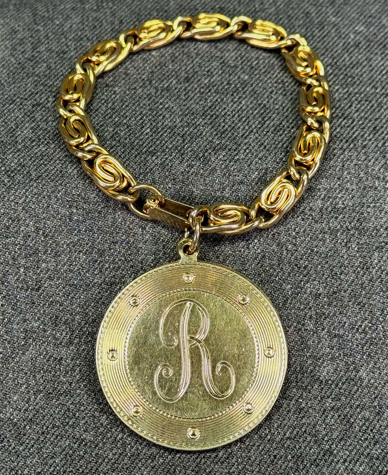 Vintage goldtone metal chain bracelet with engraved letter R two medals (1 of 6)
