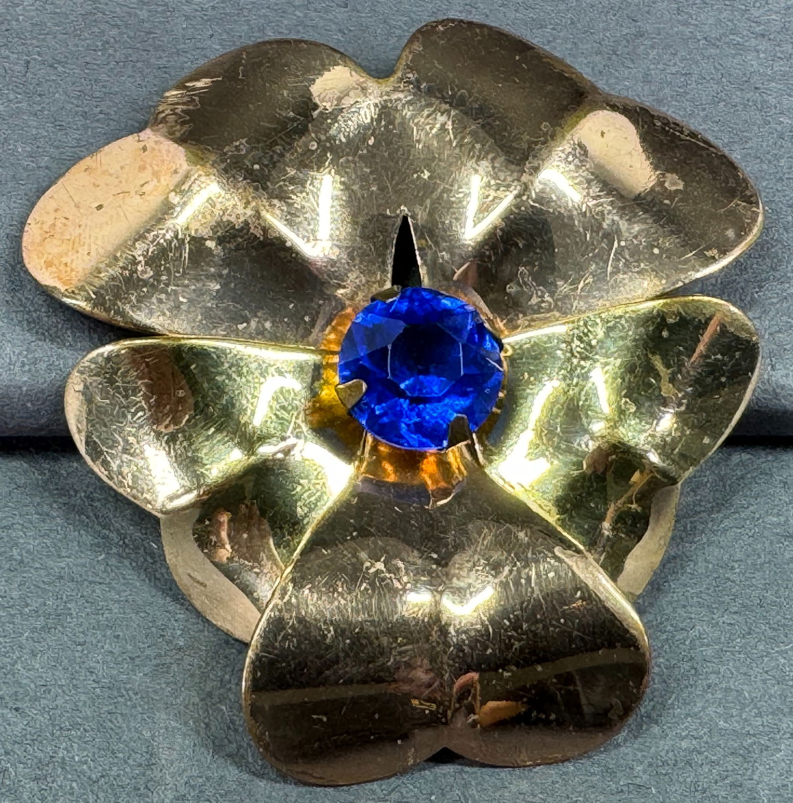 Vintage 40s faceted blue crystals yellow & red goldtone metal flower pin brooch. (1 of 5)
