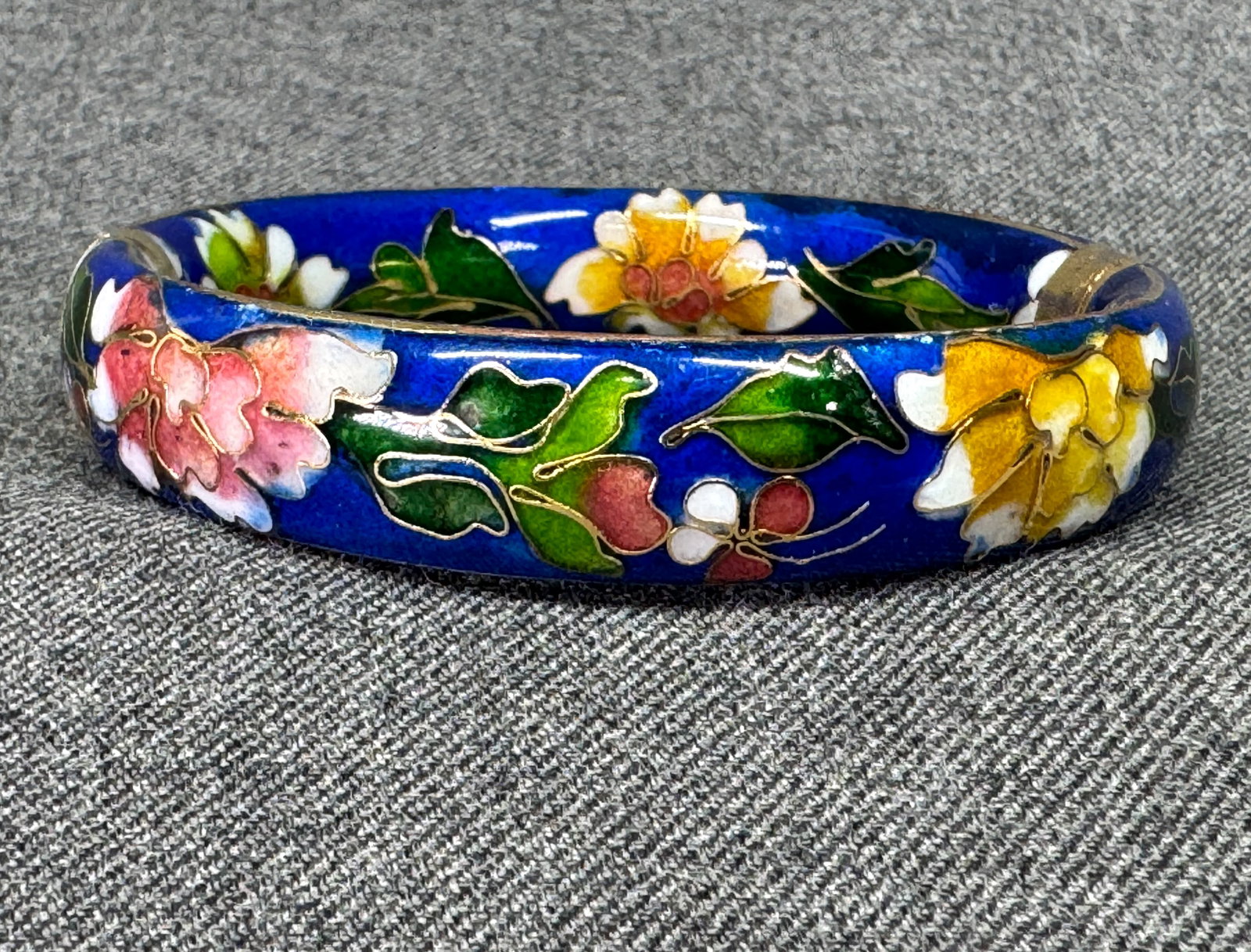 Vintage Chinese blue floral cloisonne enamel goldtone hinged bracelet: Vintage Chinese blue floral cloisonne enamel goldtone hinged bracelet . Unmarked. For measures please refer to the pictures taken with a measuring tape. Weight: 45 Grams. IN HOUSE Estimated* shipping 