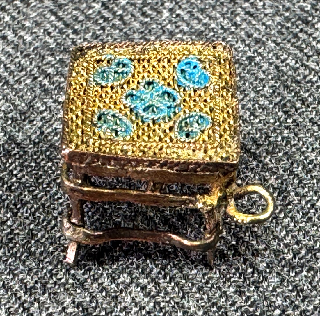 Vintage Chinese enamel filigree goldtoned metal table bracelet's charm (1 of 6)