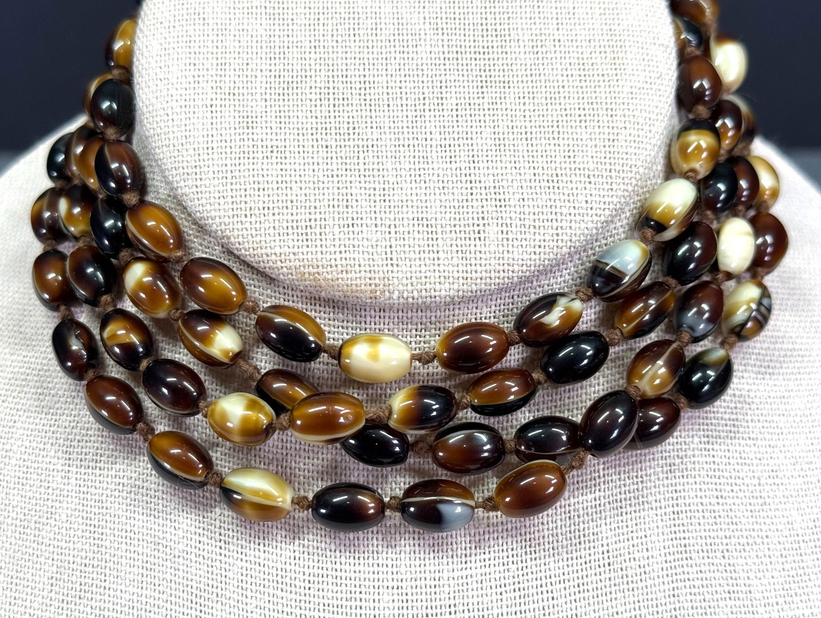 Vintage flapper marbled brown glass beaded necklace: Vintage flapper marbled brown glass beaded necklace. For measures please refer to the pictures taken with a measuring tape. Weight: 60 Grams. This is a NO RESERVE AUCTION: there are no hidden or confi
