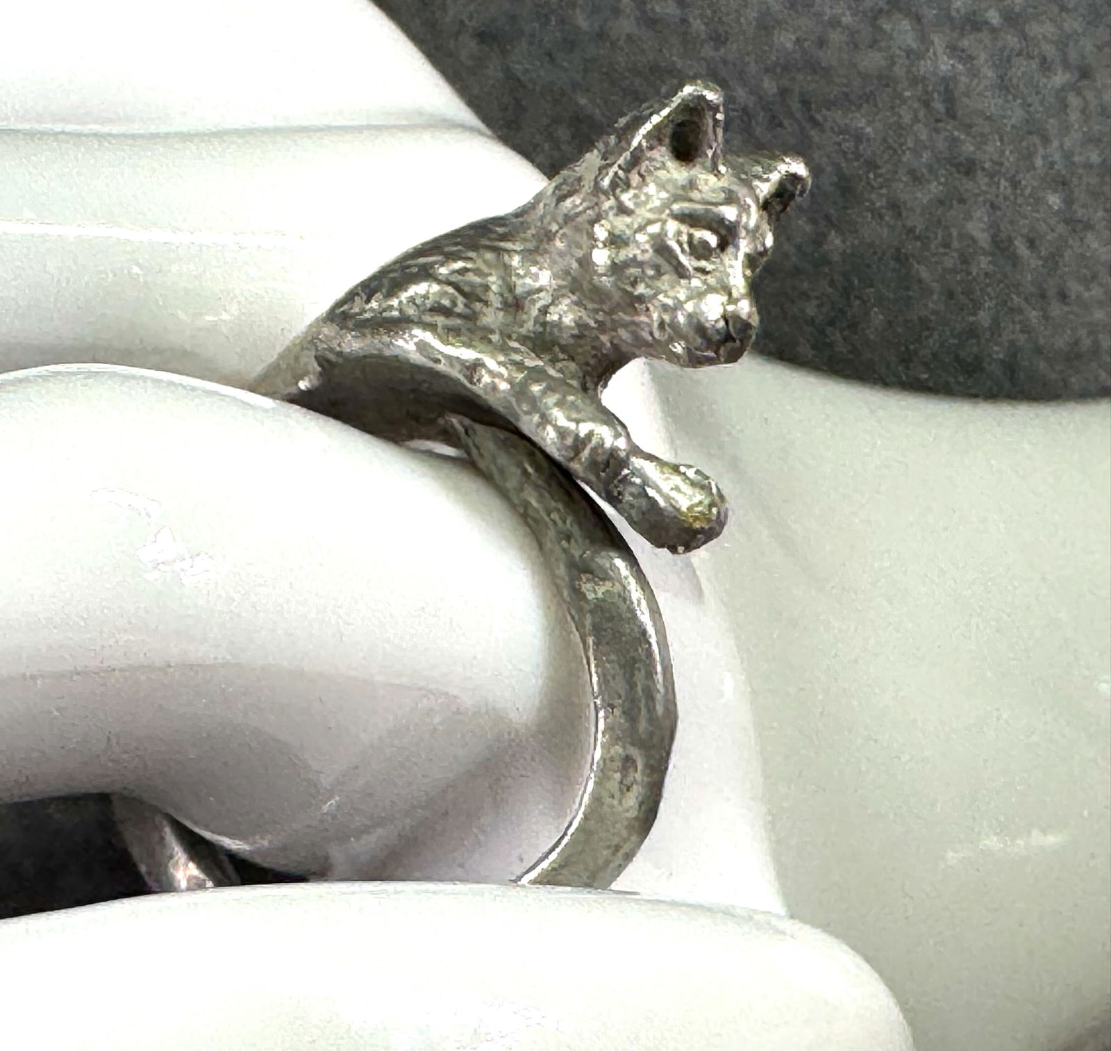 Vintage artsy pewter cat adjustable ring: Vintage artsy pewter cat adjustable ring. Unmarked. For measures please refer to the pictures taken with a measuring tape. Weight: 8 Grams IN HOUSE Estimated* SHIPPING & HANDLING COST WITHIN THE U.S.
