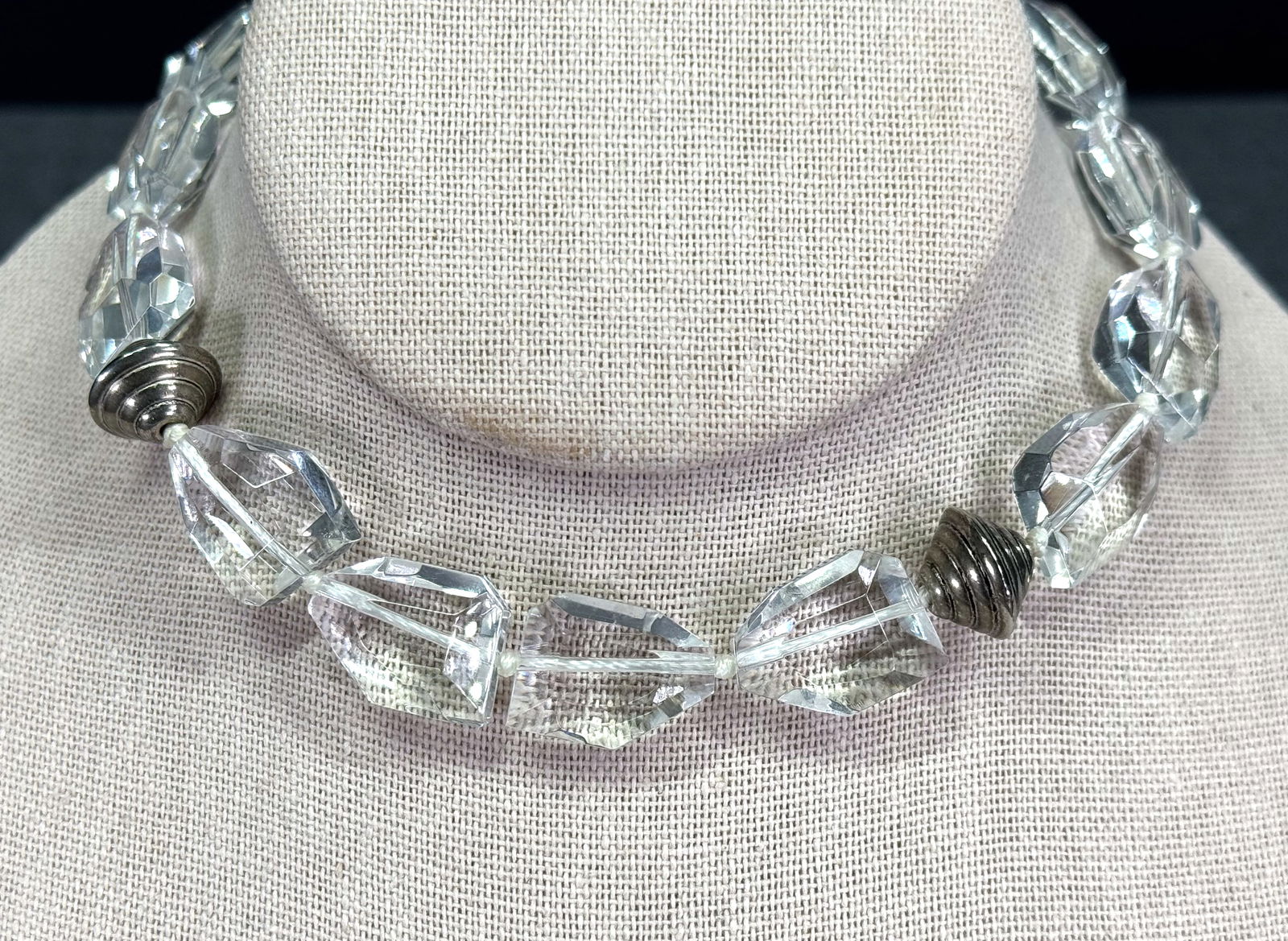 Vintage 90s faceted clear crystal & striped silvertone metal beaded necklace: Vintage 90s faceted clear crystal & striped silvertone metal beaded necklace. Magnetic clasp. Unmarked. For measures please refer to the pictures taken with a measuring tape. Weight: 90 Grams. This is