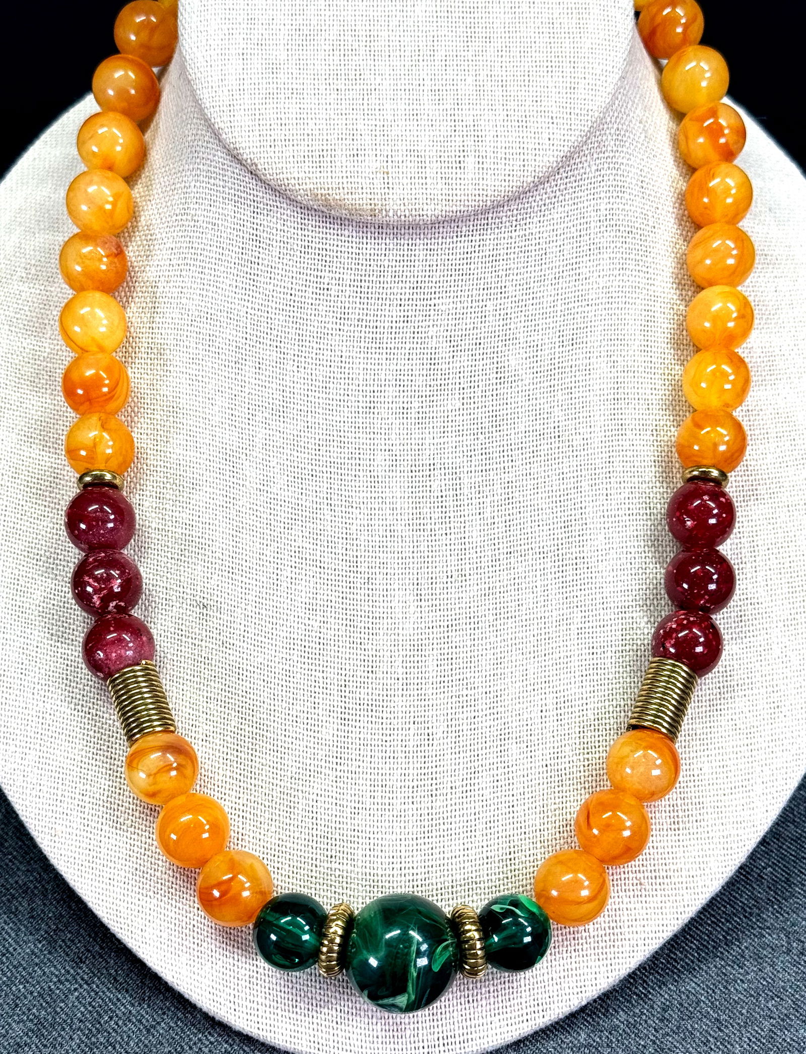 Vintage 1928 Brand color plastic & goldtone metal beaded necklace: Vintage 1928 Brand color plastic & goldtone metal beaded necklace. Marked. For measures please refer to the pictures taken with a measuring tape. Weight: 36 Grams. This is a NO RESERVE AUCTION: there
