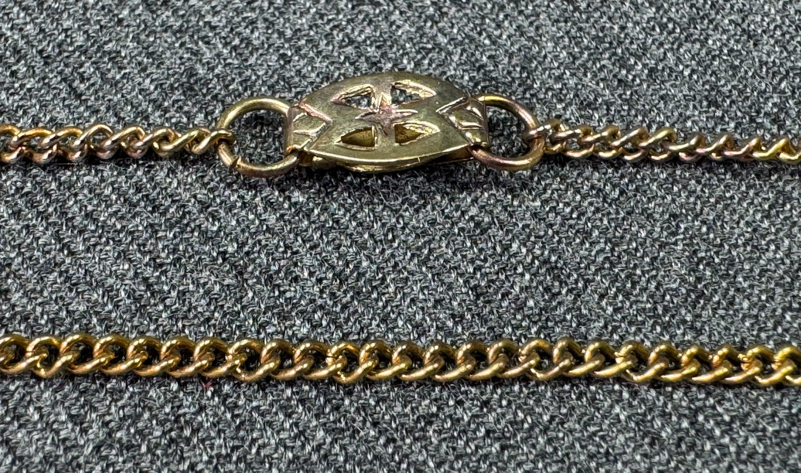 Vintage filigree clasp goldtoned metal chain collar necklace: Vintage filigree clasp goldtoned metal chain collar necklace. Unmarked. For measures please refer to the pictures taken with a measuring tape. Weight: 3 Grams IN HOUSE Estimated* SHIPPING & HANDLING C
