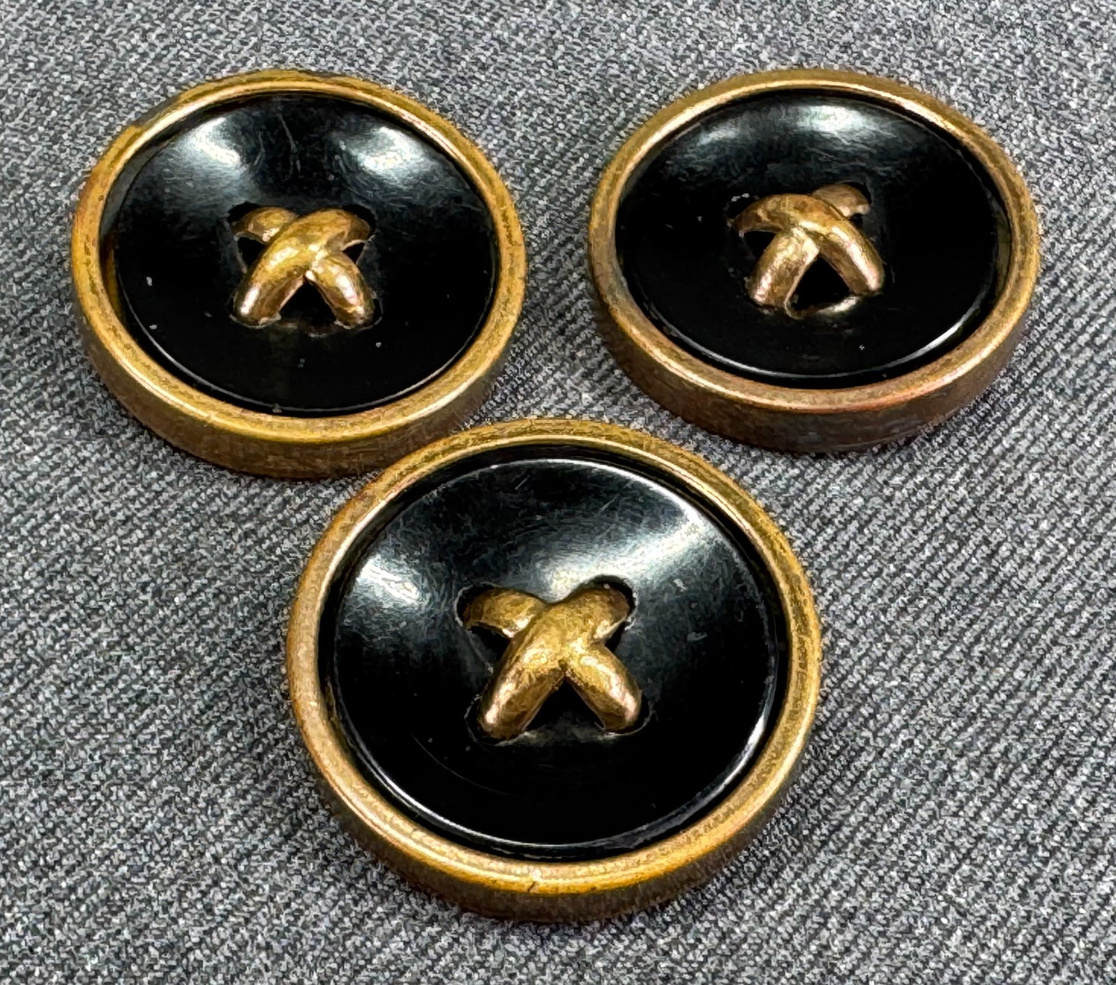 Antique art deco brown galallith goldtone metal buttons. Lot of 3.: Antique art deco brown galallith goldtone metal buttons. Lot of 3.. For measures please refer to the pictures taken with a measuring tape. Weight: 25 Grams Galalith (milk stone) is a registered tradem