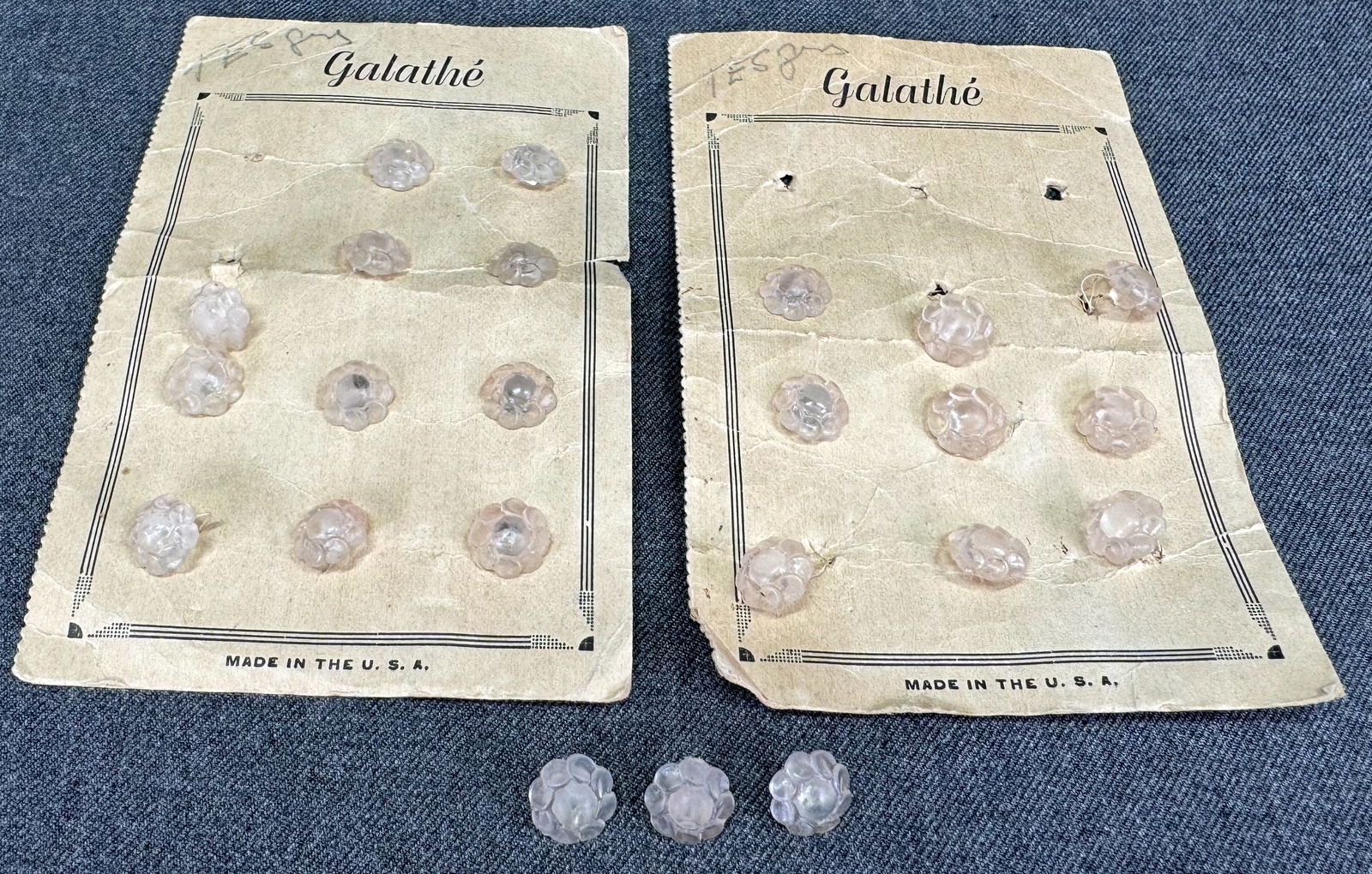 Vintage clear plastic flower buttons. Lot of 23. Unused in Galathe Made in U.S.A. card.: Vintage clear plastic flower buttons. Lot of 23. Unused in Galathe Made in U.S.A. card. For measures please refer to the pictures taken with a measuring tape. IN HOUSE Estimated* shipping and handling