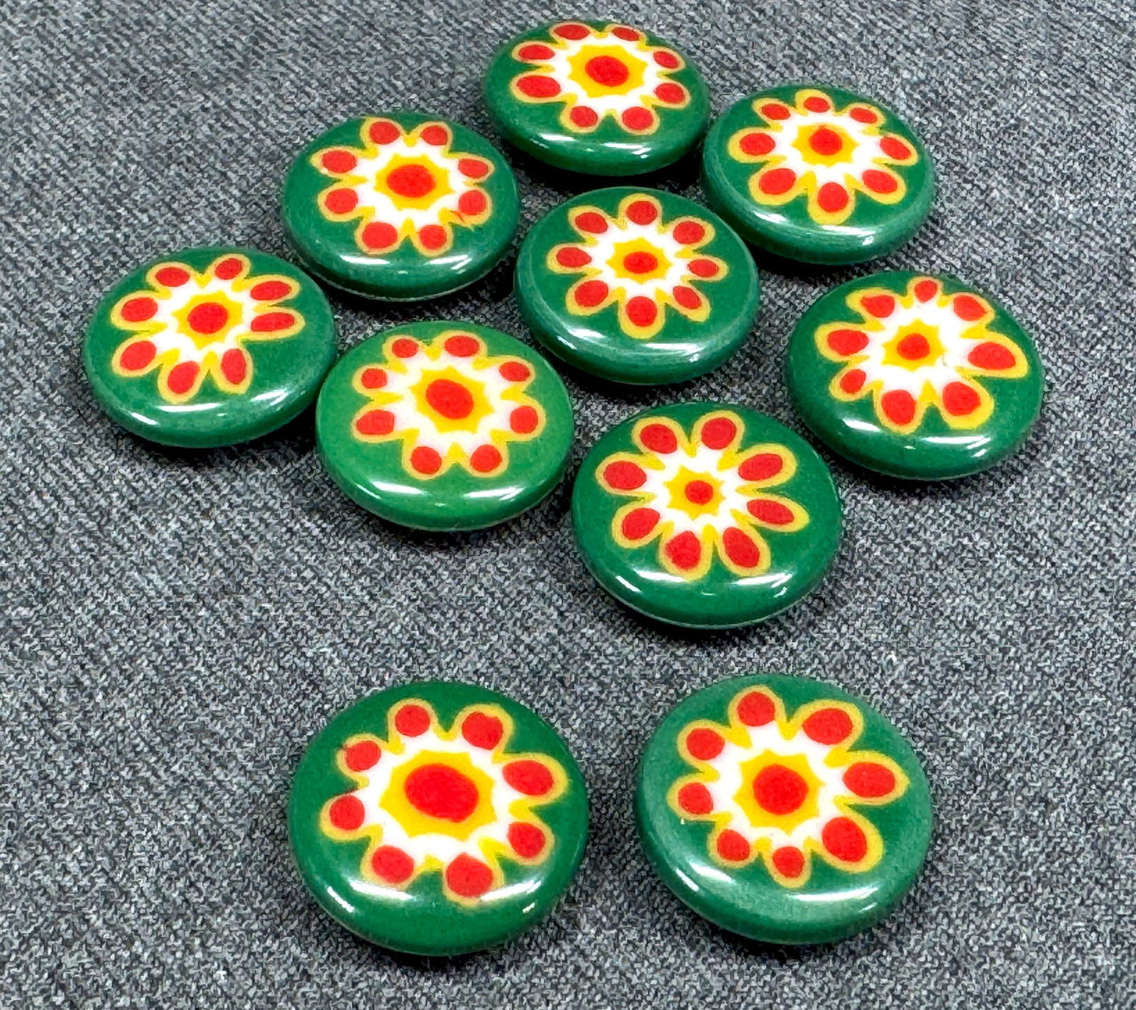 Vintage flower power green assorted size millefiori plastic buttons. Lot of 10. Unused: Vintage flower power green assorted size millefiori plastic buttons. Lot of 10. Unused For measures please refer to the pictures taken with a measuring tape. IN HOUSE Estimated* shipping and handling